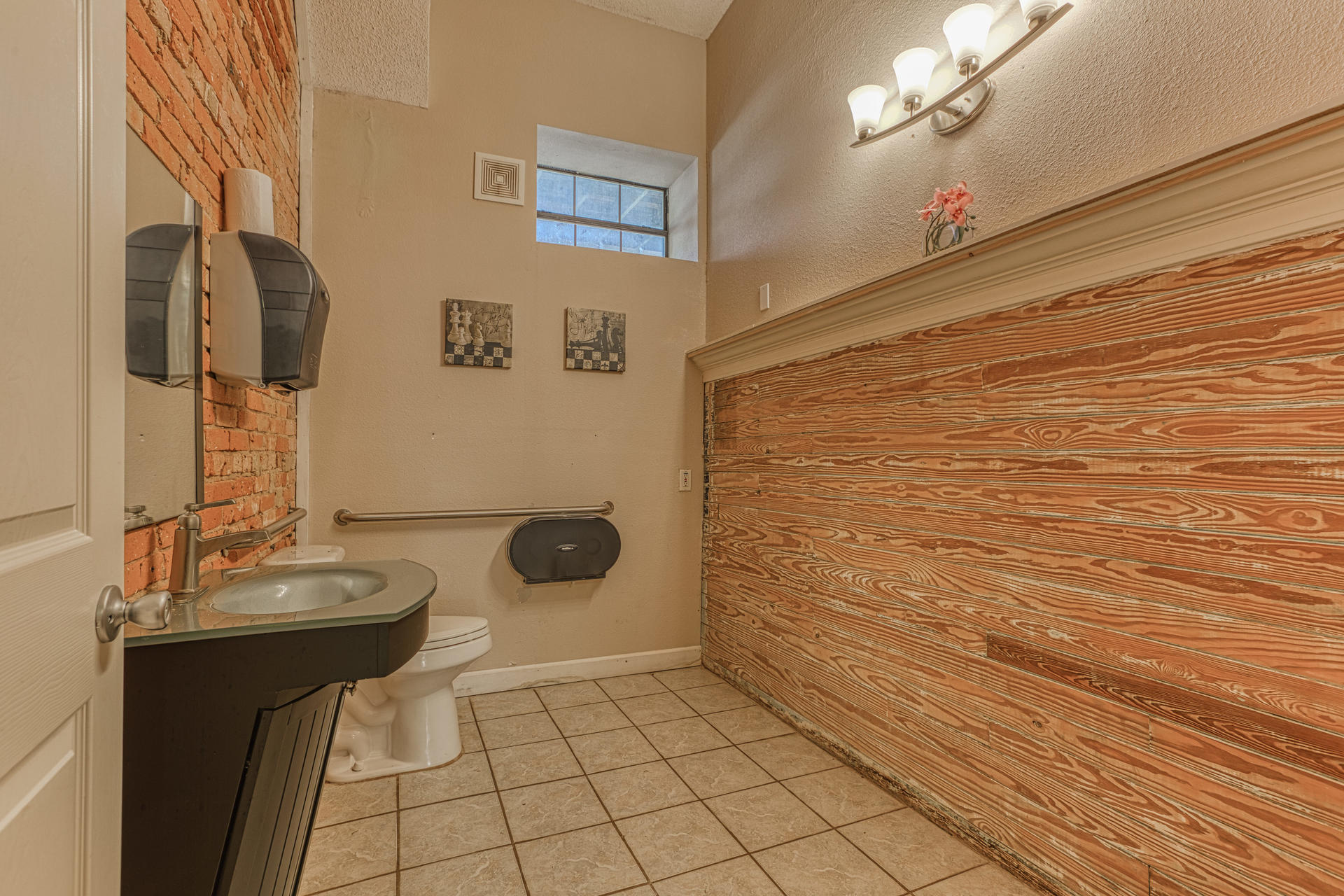 Main image without alt text