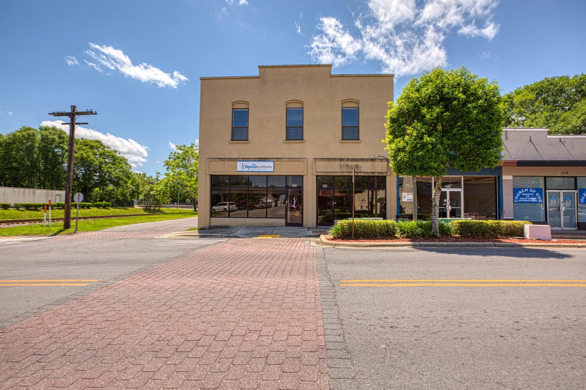 Main image without alt text