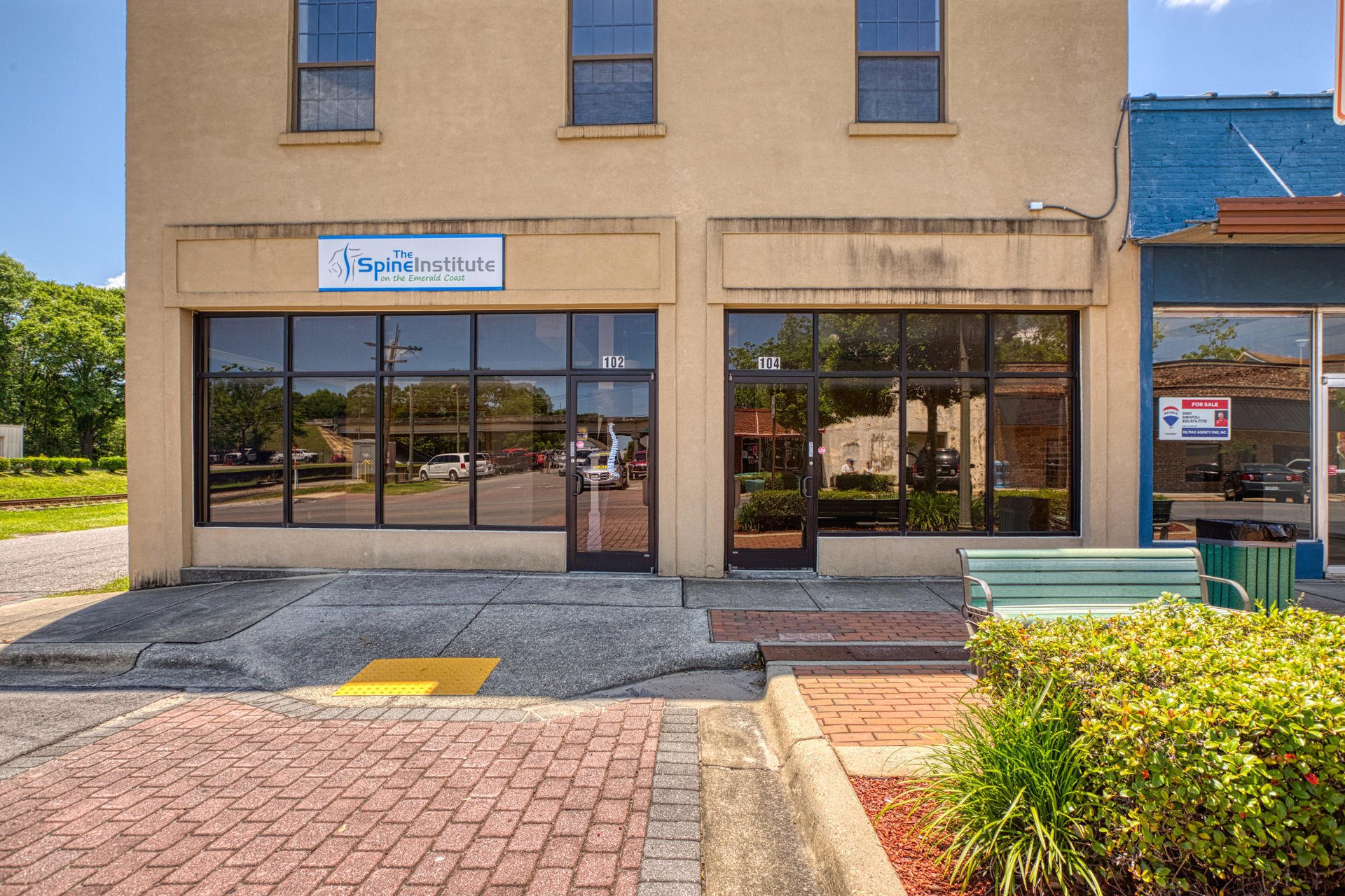 Main image without alt text