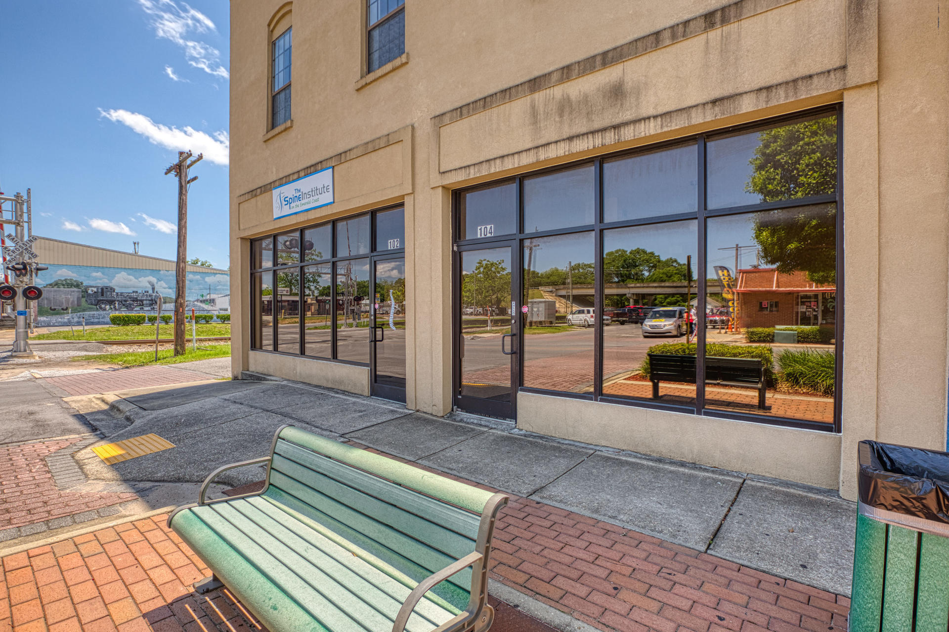 Main image without alt text