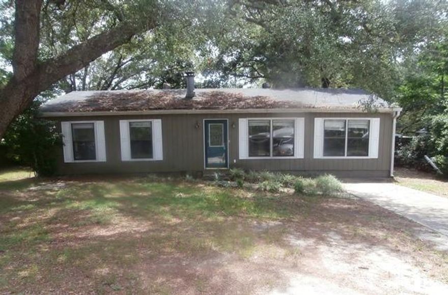 Handy Man Special...!! 3 Bd / 1 Ba home has tons of potential. Laminate floor in living room along with brick fireplace, kitchen has large breakfast bar with pass through window to the Florida Room. Large back yard with plenty of storage & carport. Don't miss out on this great home.