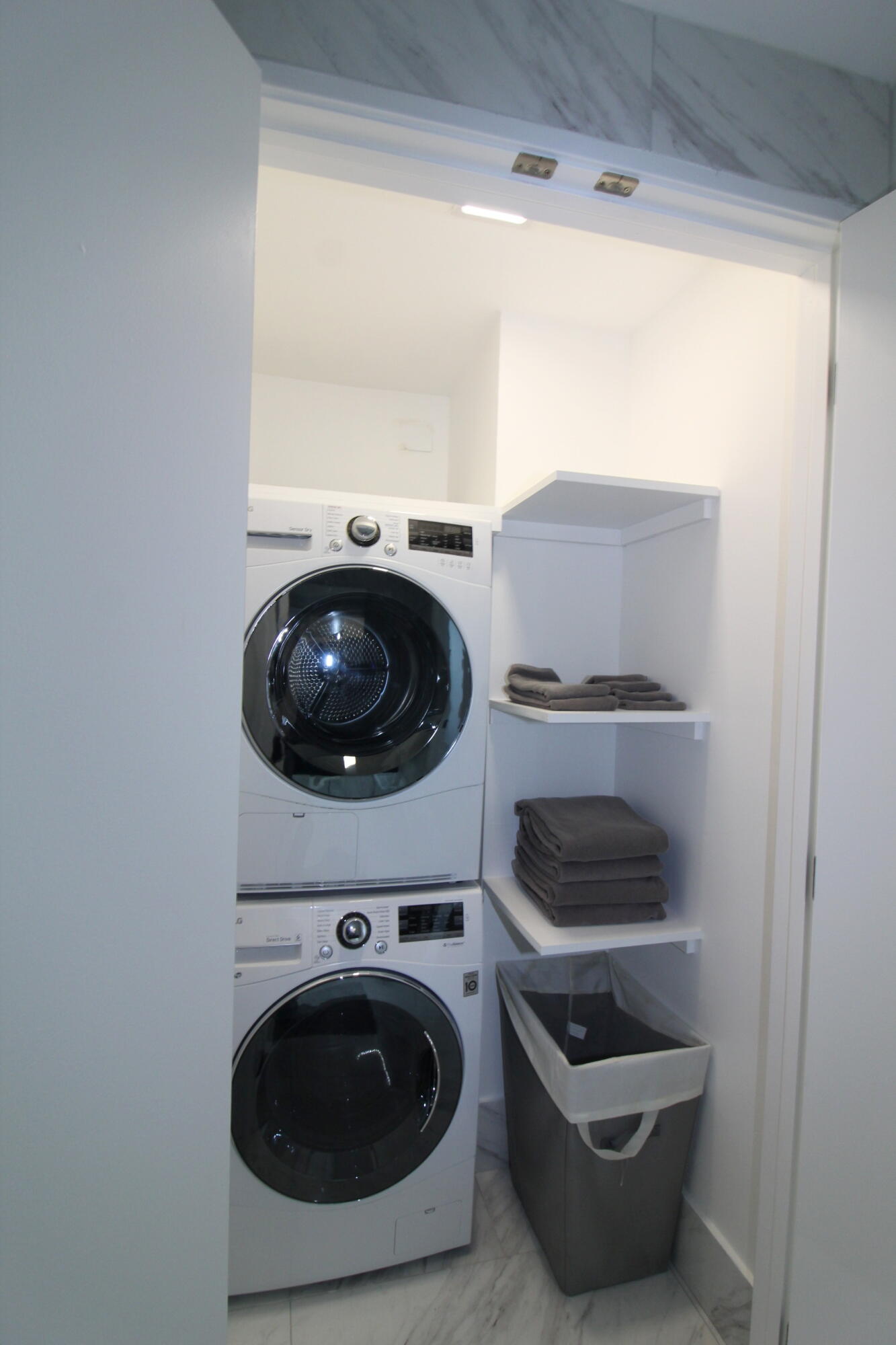 SILVER BEACH TOWERS E - Residential