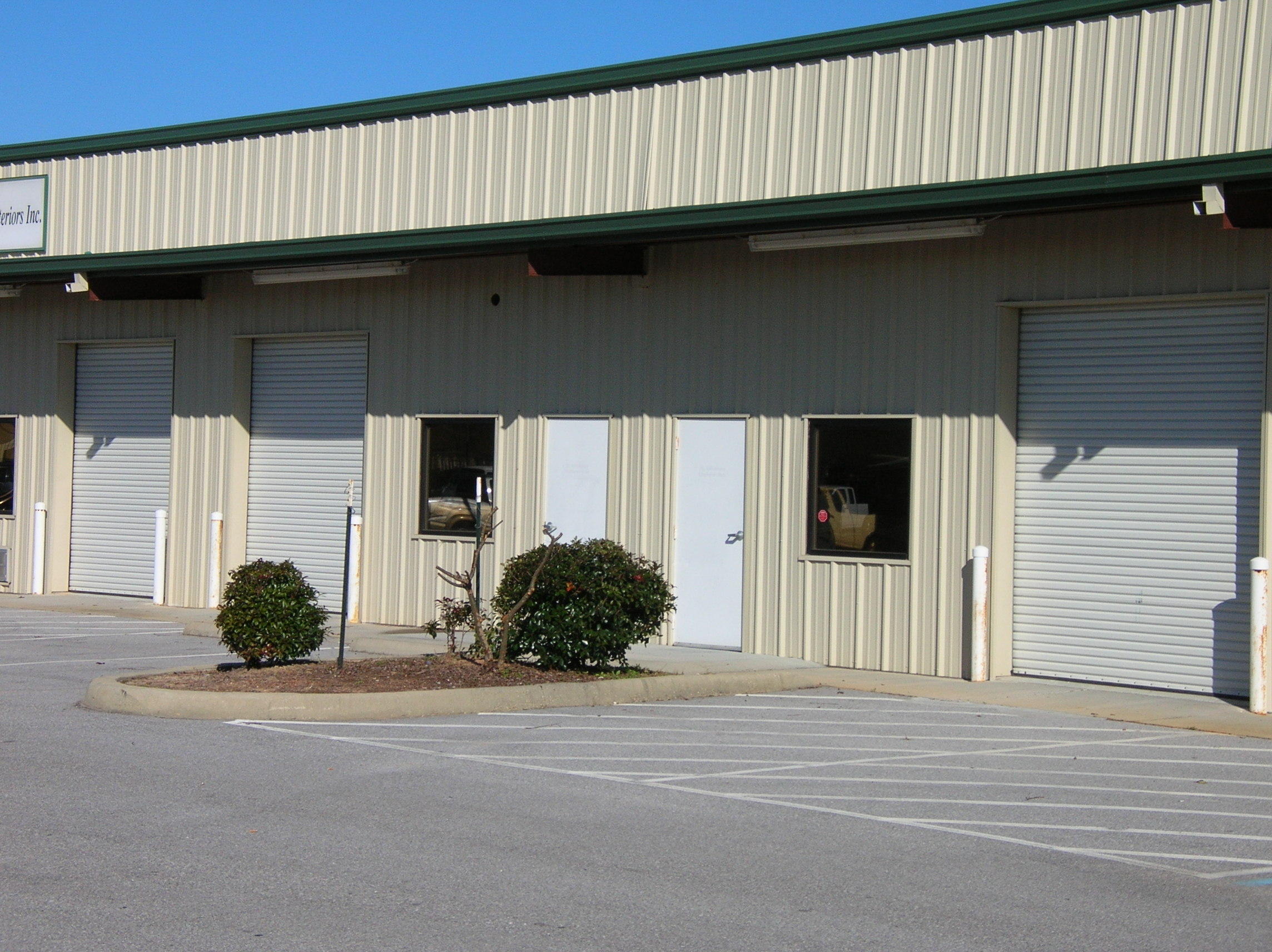 Rare opportunity to join the tenant mix at Midway Plaza. Nice newer center located on Hwy 98 directly beside the ''Flea Market'' and across from the Gulf Breeze Zoo. One large room with restroom and drop ceilings. Heated and cooled.