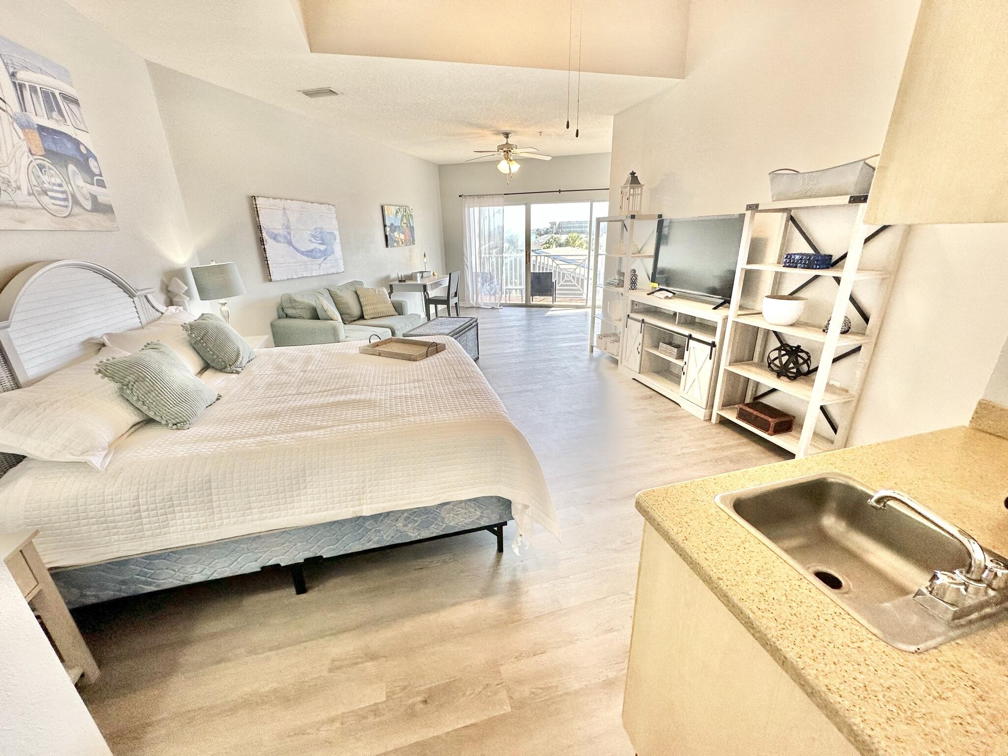 BEACH POINTE T/H REPLAT LOT 1 BLK 8 - Residential