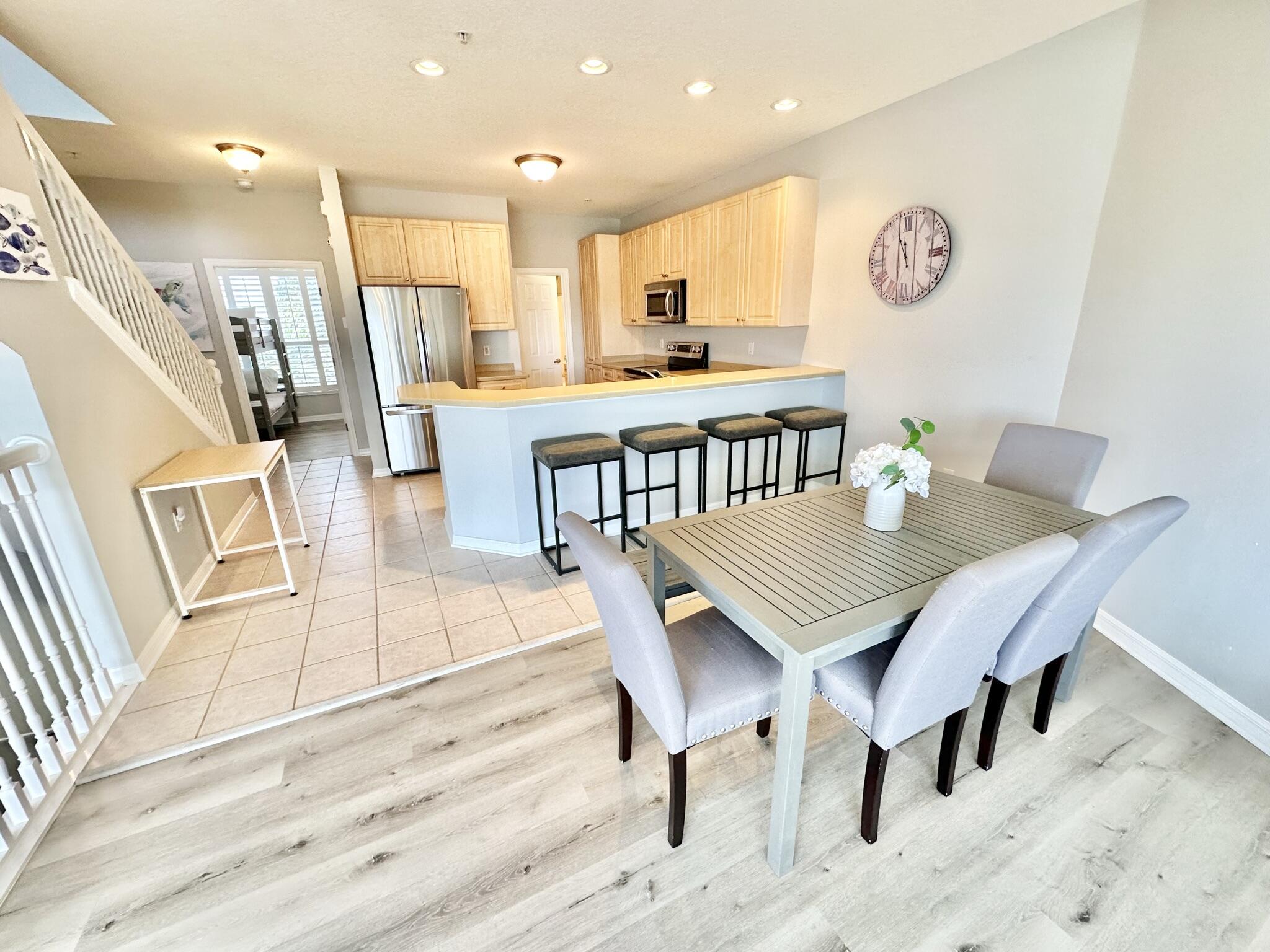 BEACH POINTE T/H REPLAT LOT 1 BLK 8 - Residential