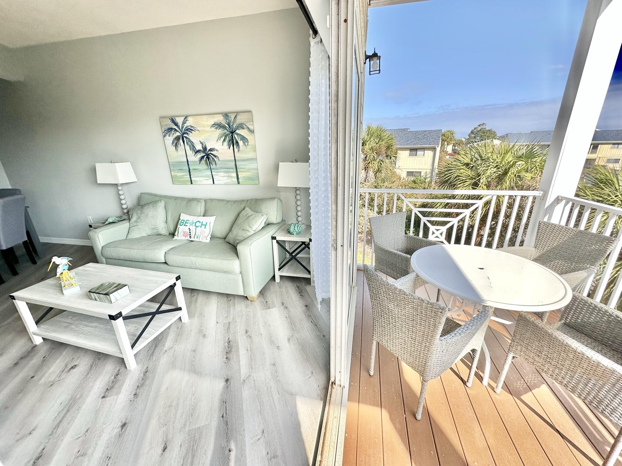 BEACH POINTE T/H REPLAT LOT 1 BLK 8 - Residential