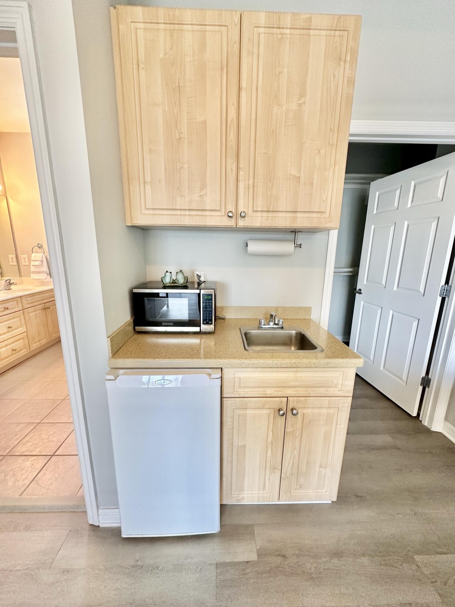 BEACH POINTE T/H REPLAT LOT 1 BLK 8 - Residential