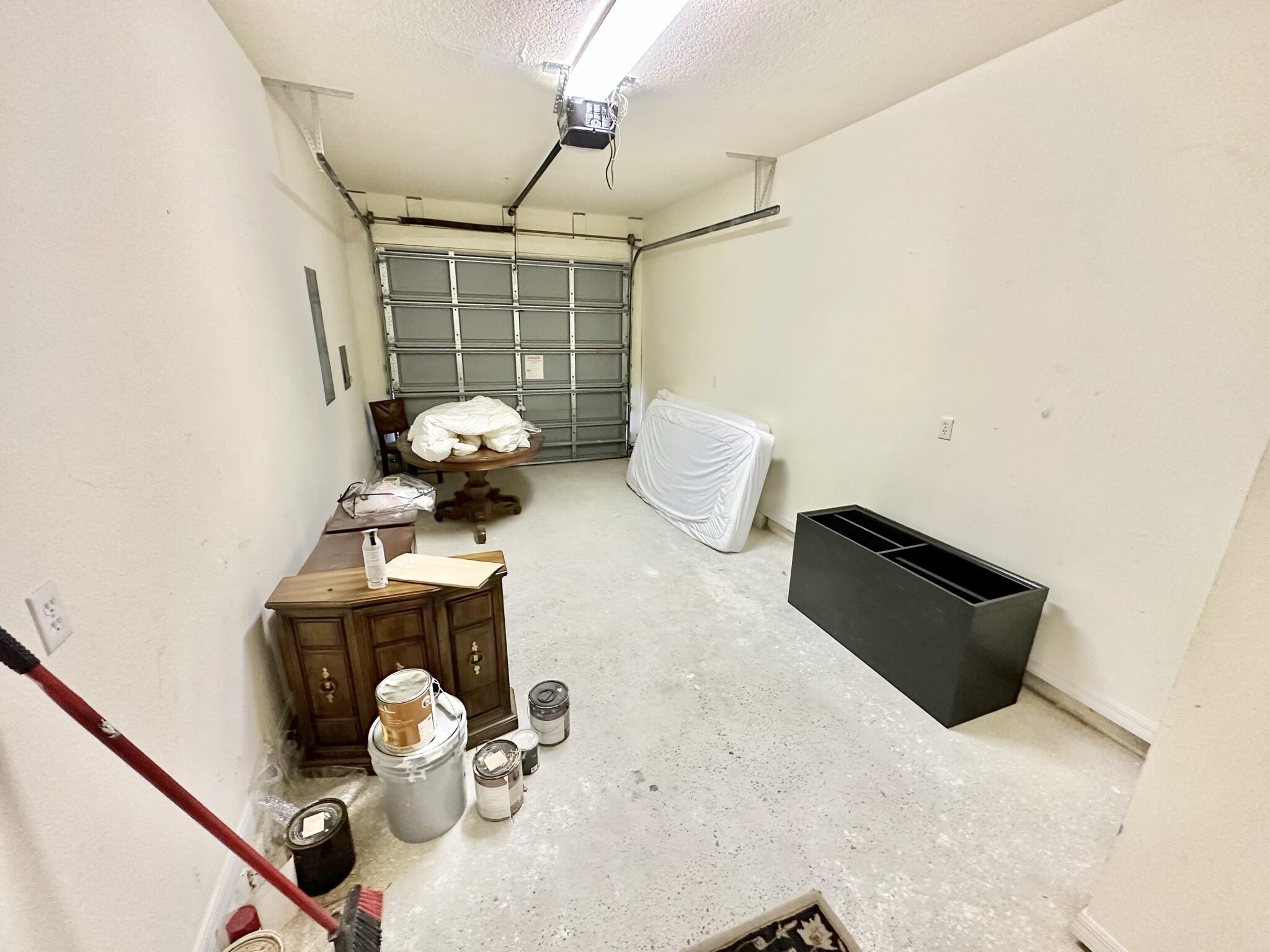 BEACH POINTE T/H REPLAT LOT 1 BLK 8 - Residential