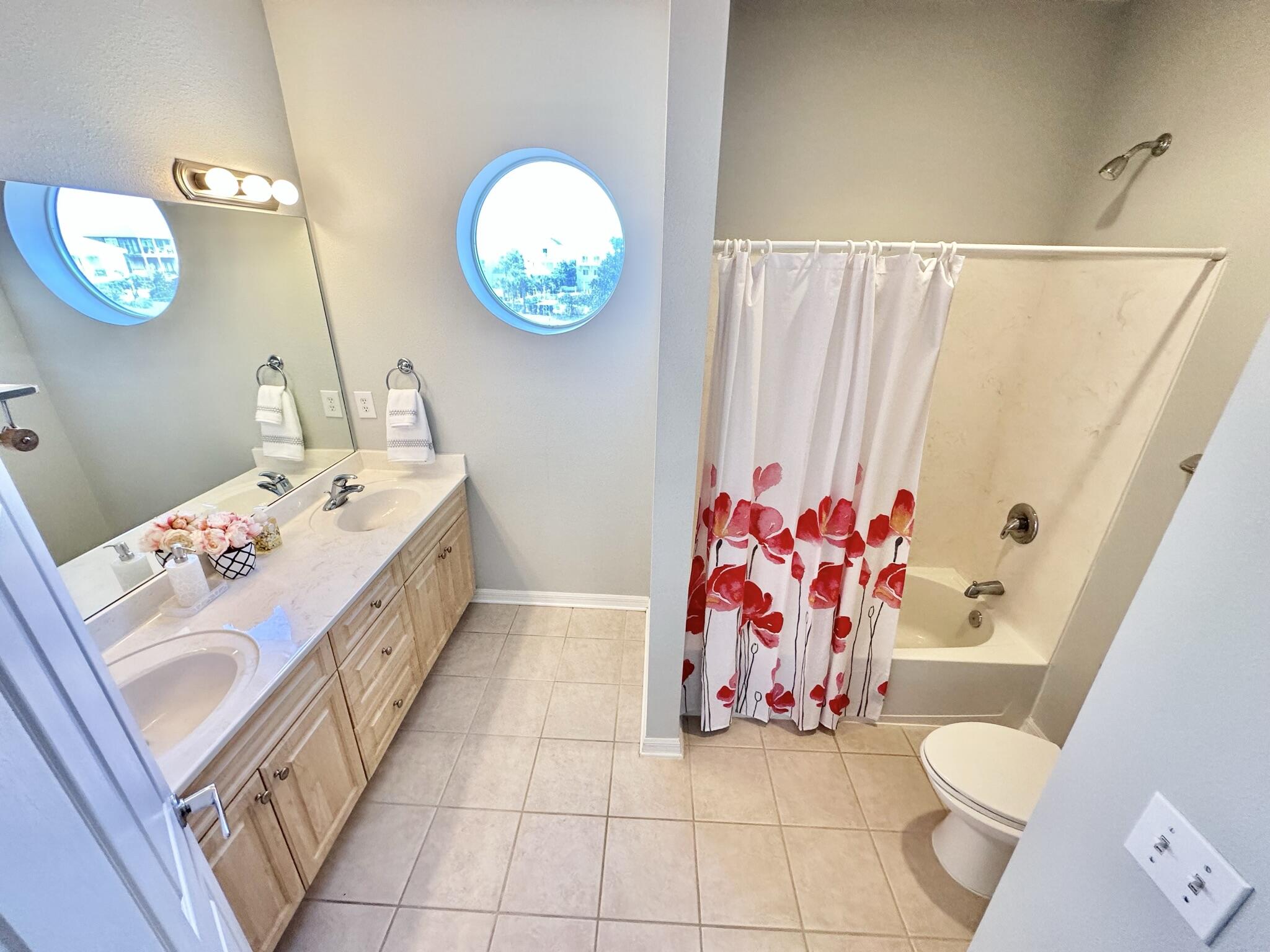 BEACH POINTE T/H REPLAT LOT 1 BLK 8 - Residential