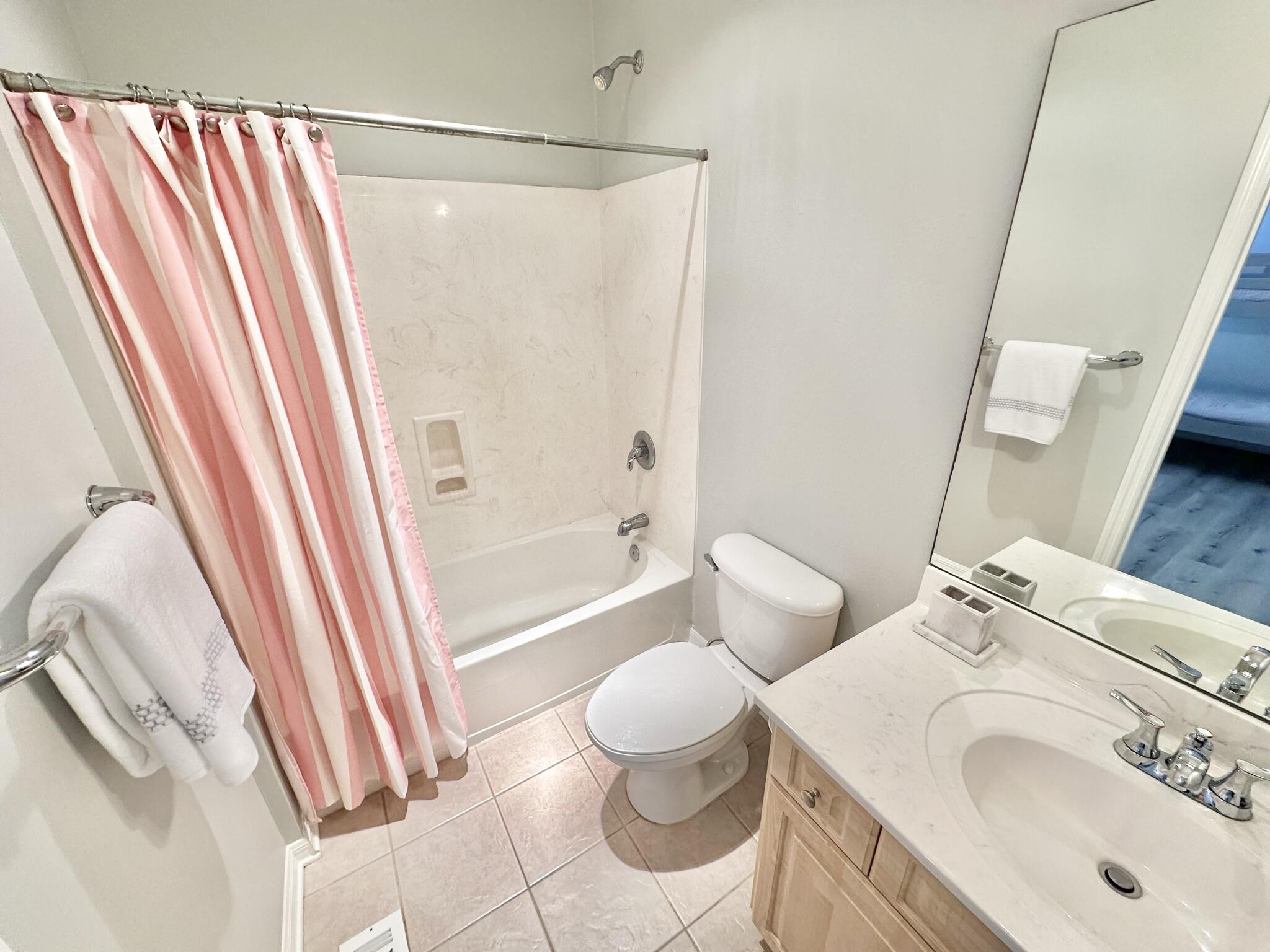 BEACH POINTE T/H REPLAT LOT 1 BLK 8 - Residential