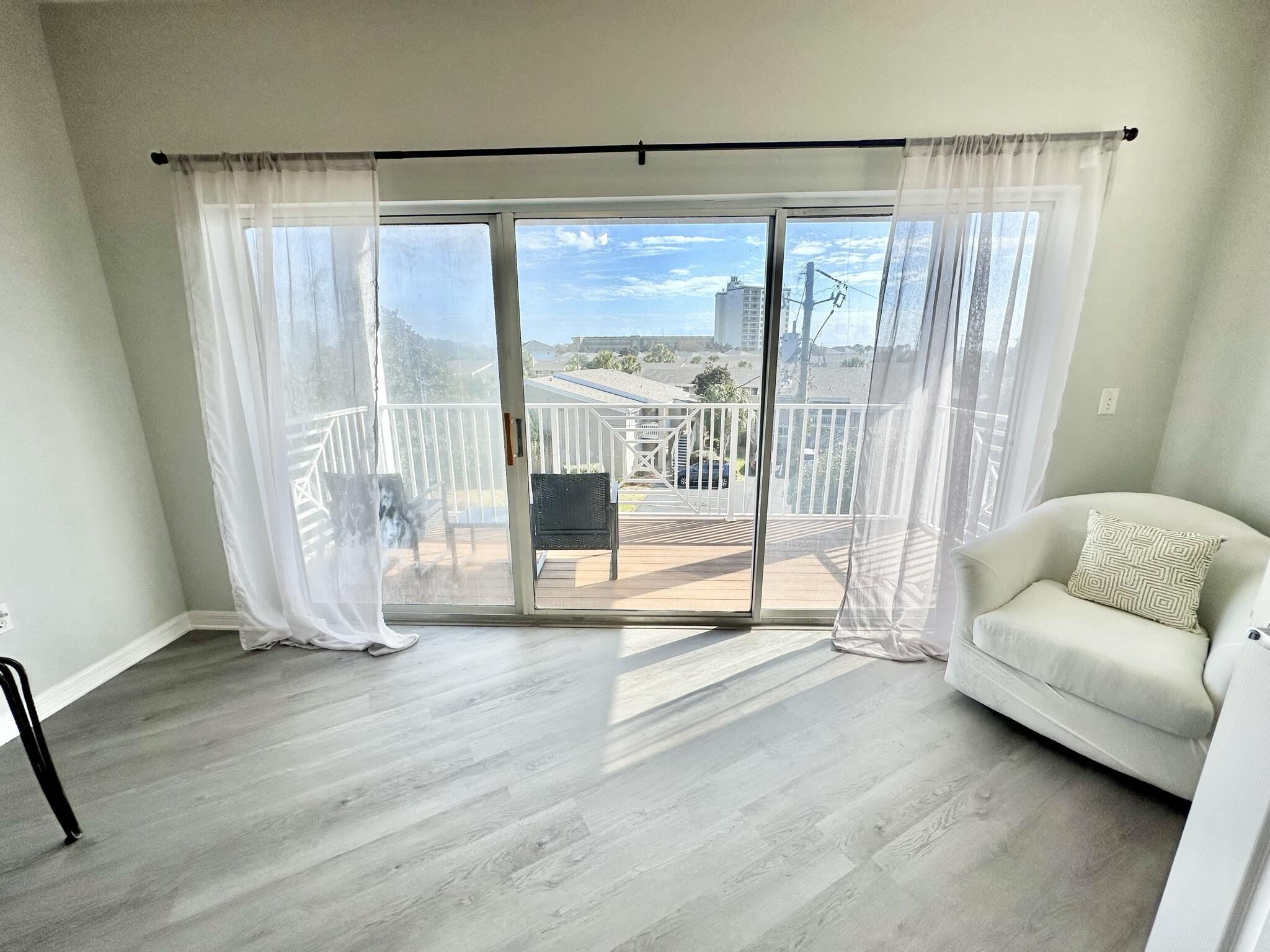 BEACH POINTE T/H REPLAT LOT 1 BLK 8 - Residential