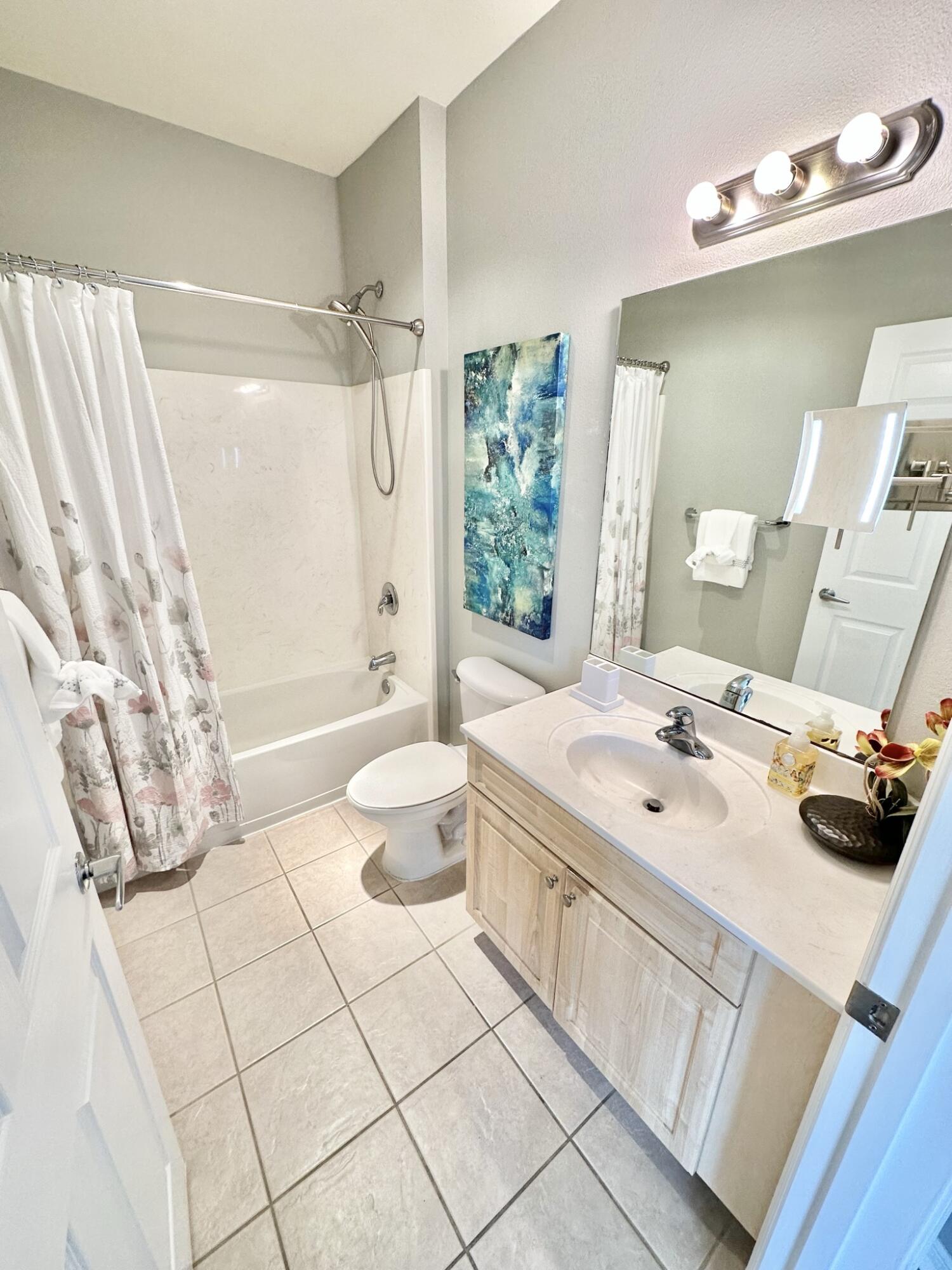 BEACH POINTE T/H REPLAT LOT 1 BLK 8 - Residential