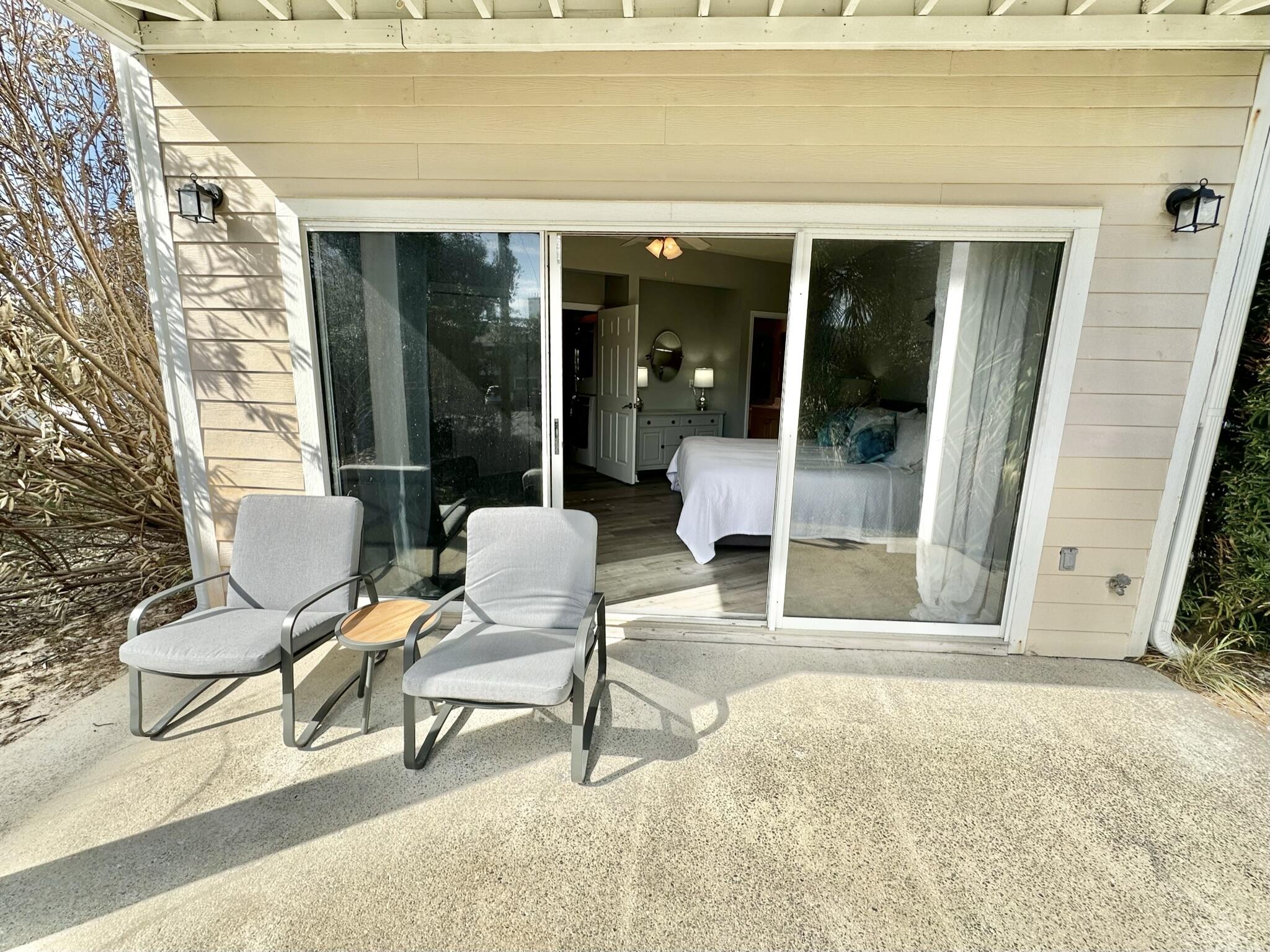 BEACH POINTE T/H REPLAT LOT 1 BLK 8 - Residential