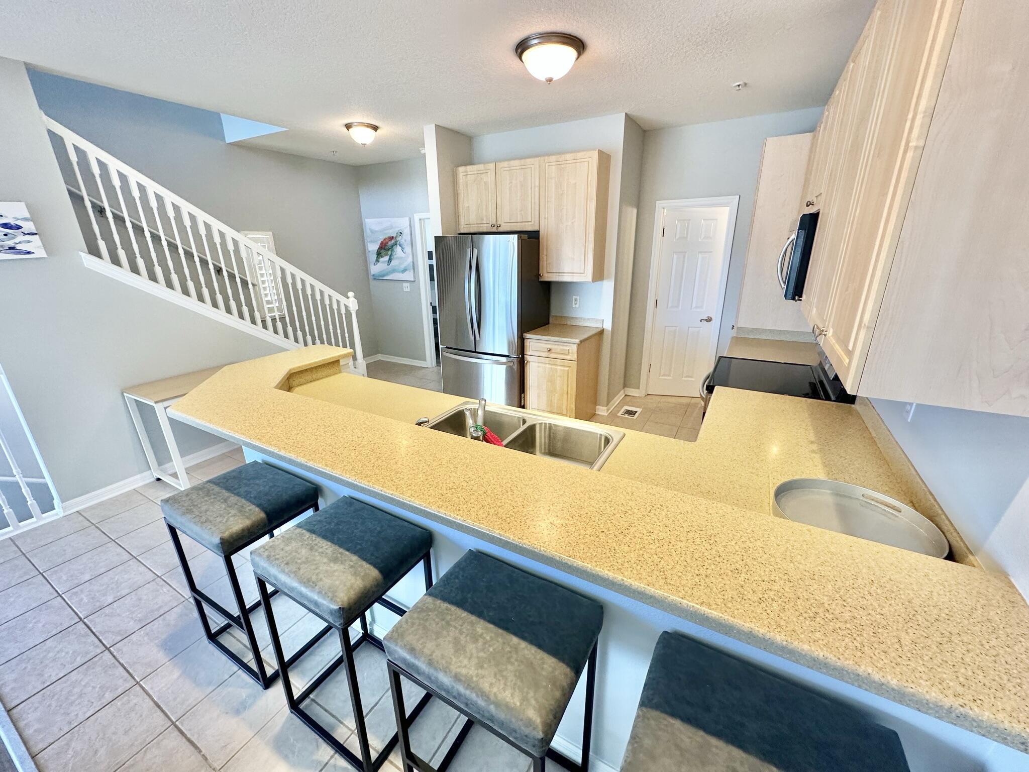 BEACH POINTE T/H REPLAT LOT 1 BLK 8 - Residential