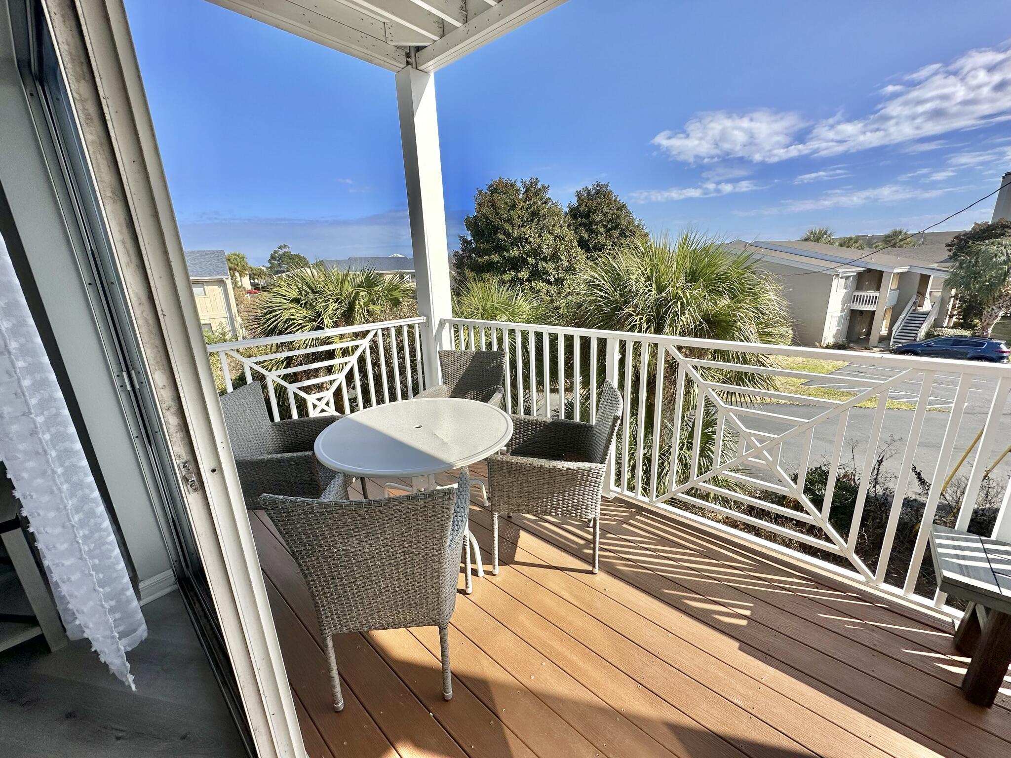 BEACH POINTE T/H REPLAT LOT 1 BLK 8 - Residential