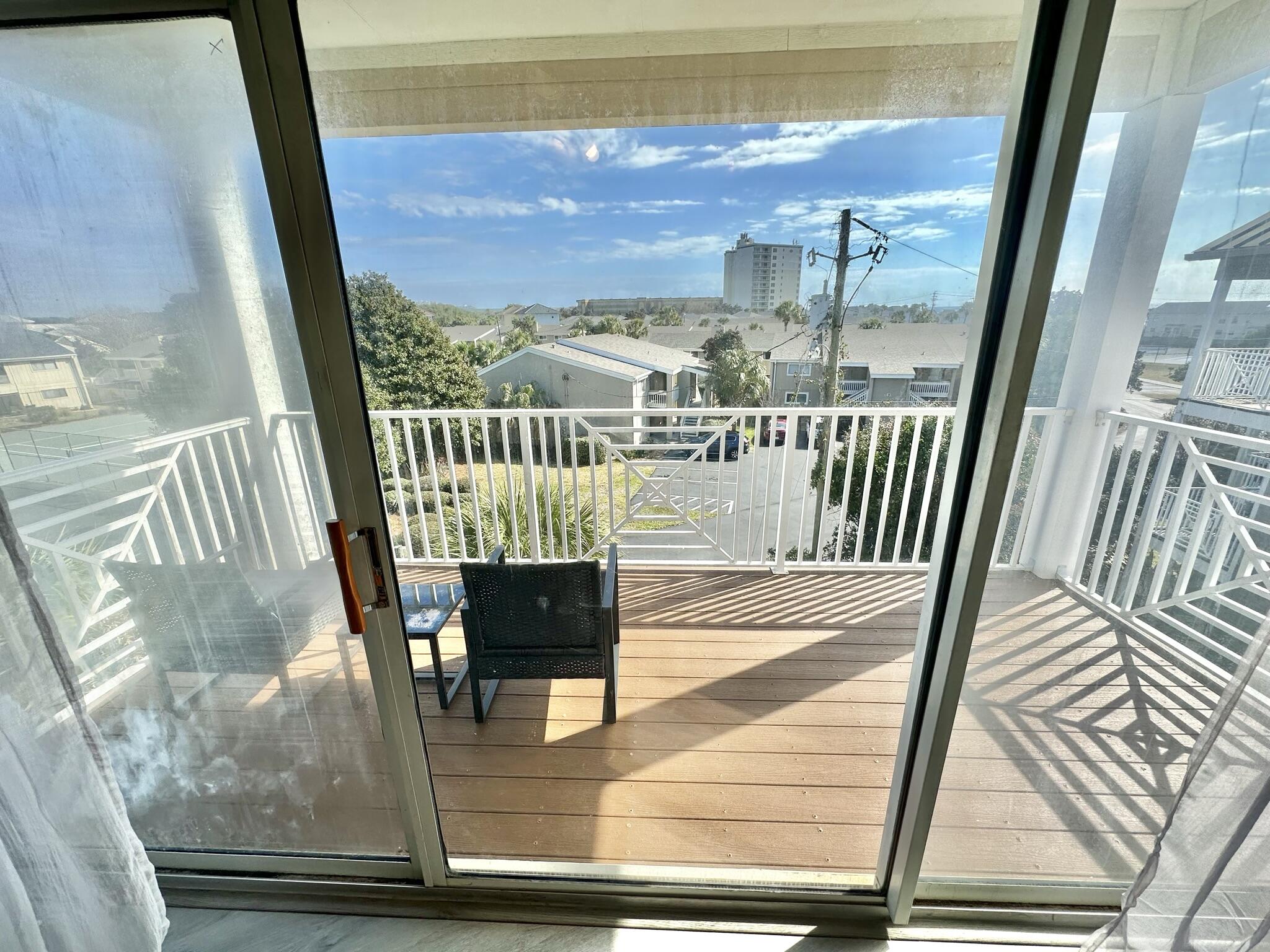 BEACH POINTE T/H REPLAT LOT 1 BLK 8 - Residential