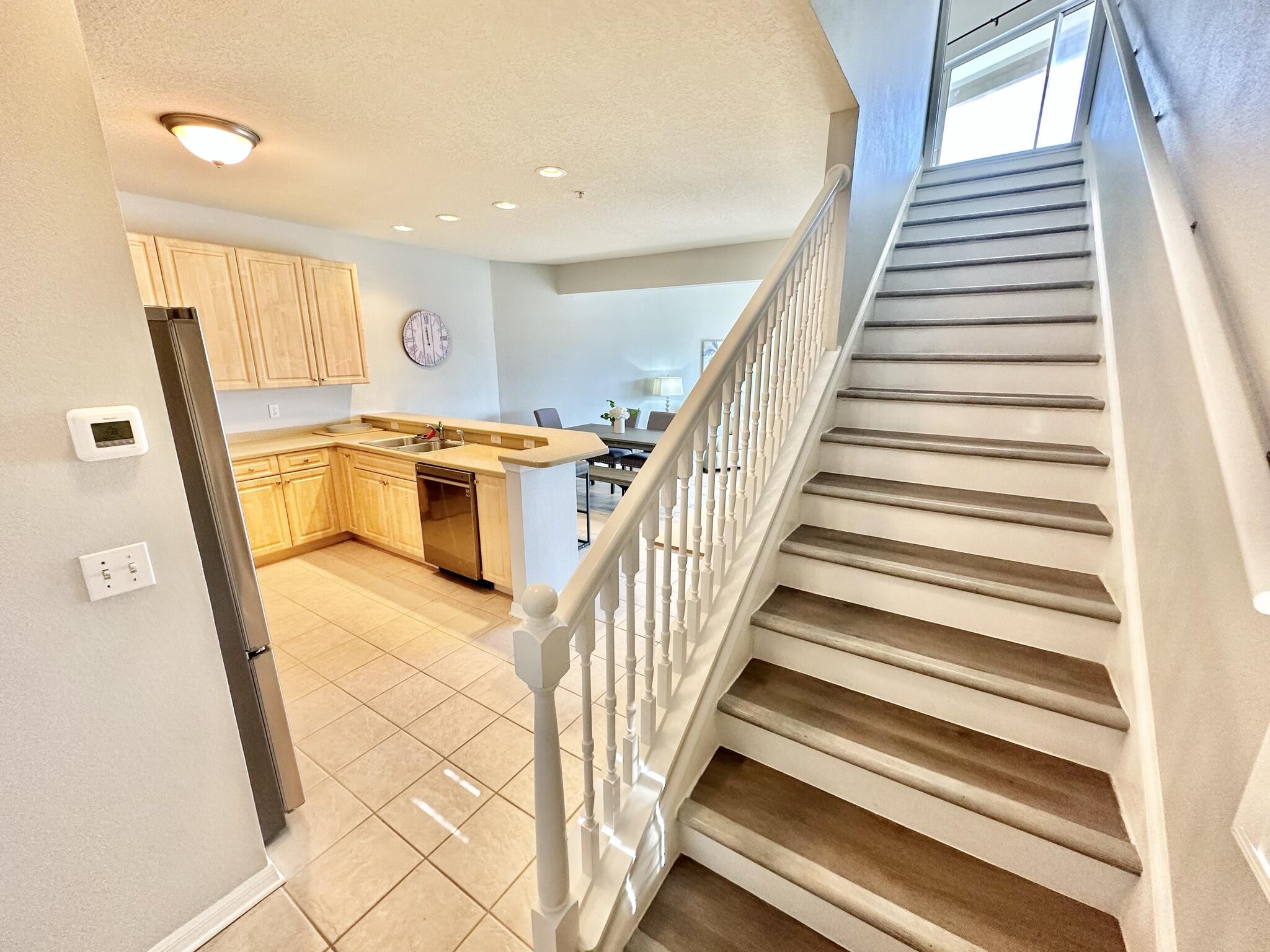 BEACH POINTE T/H REPLAT LOT 1 BLK 8 - Residential