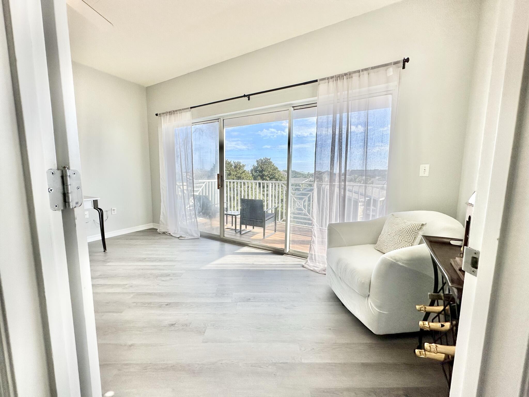 BEACH POINTE T/H REPLAT LOT 1 BLK 8 - Residential