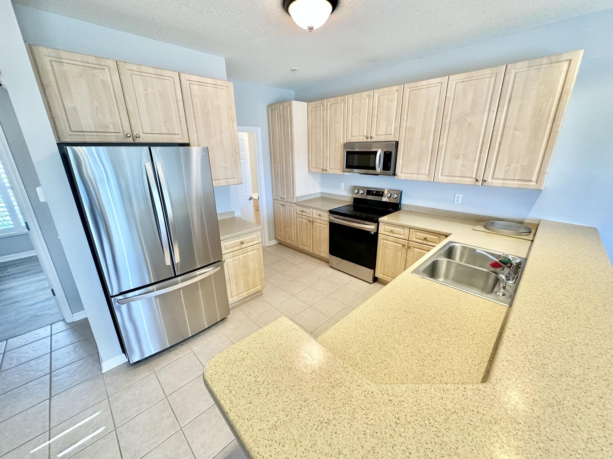 BEACH POINTE T/H REPLAT LOT 1 BLK 8 - Residential