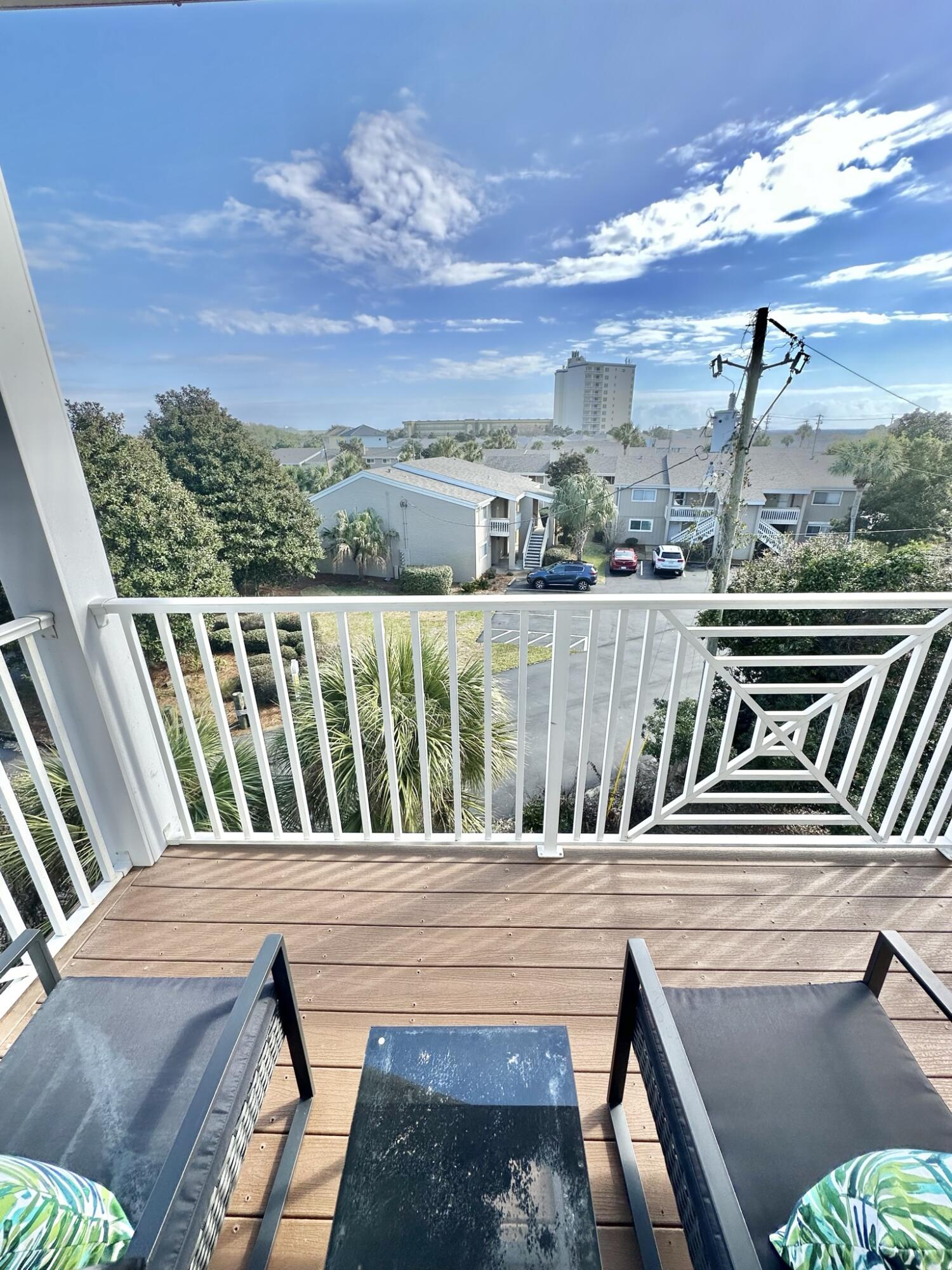 BEACH POINTE T/H REPLAT LOT 1 BLK 8 - Residential