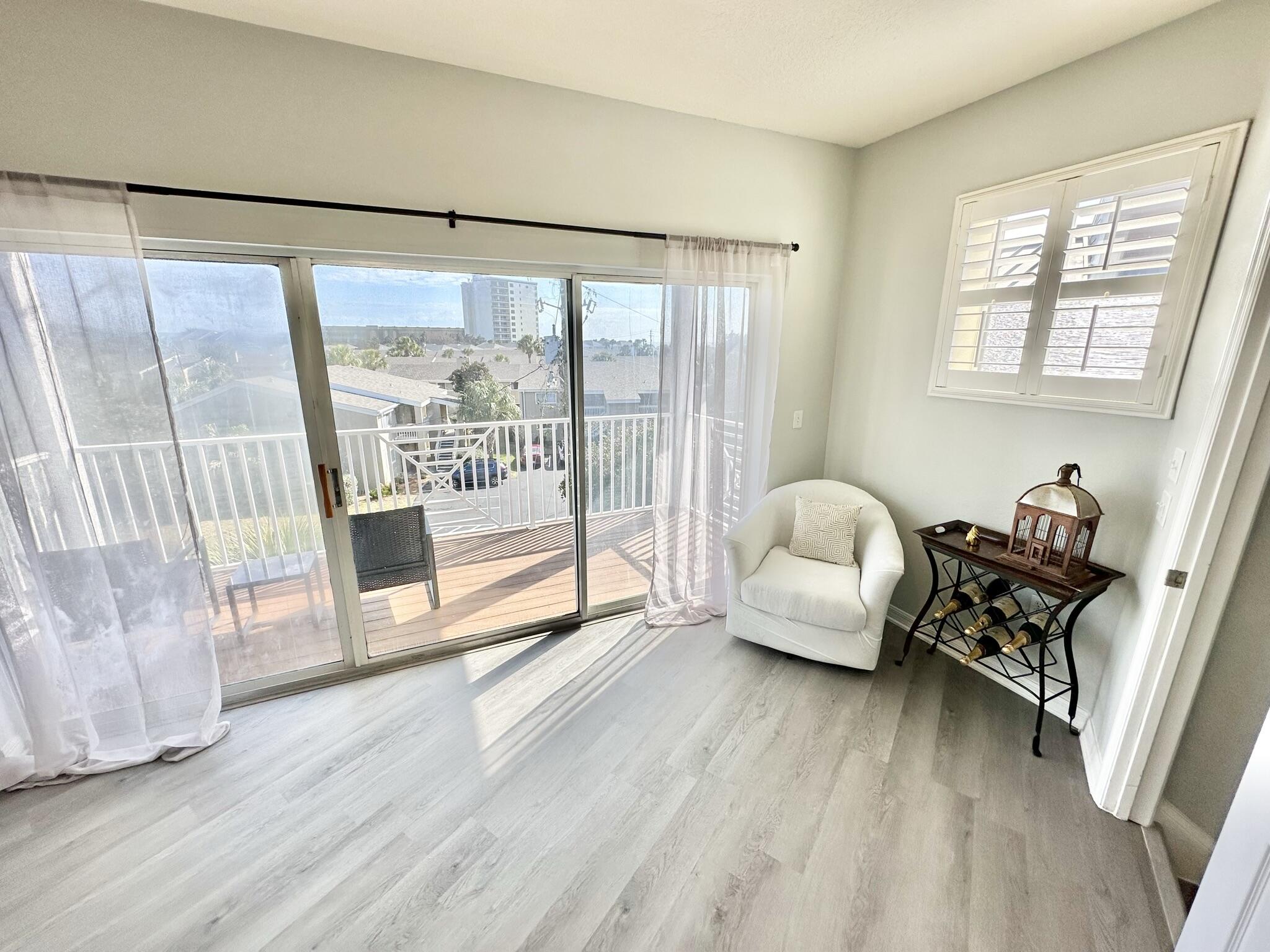 BEACH POINTE T/H REPLAT LOT 1 BLK 8 - Residential