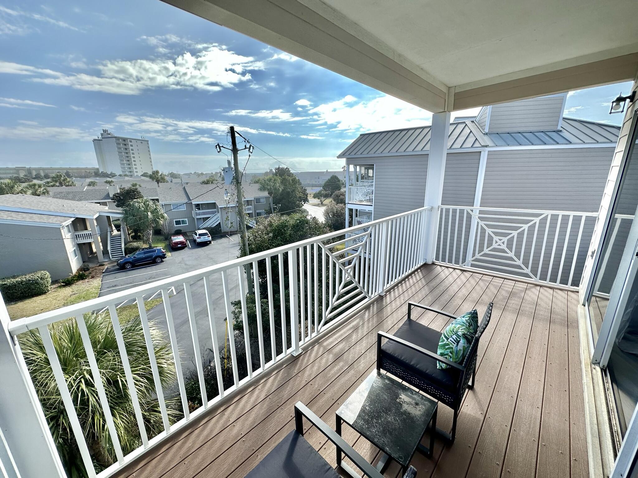 BEACH POINTE T/H REPLAT LOT 1 BLK 8 - Residential