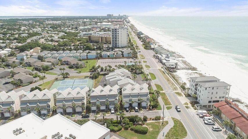 BEACH POINTE T/H REPLAT LOT 1 BLK 8 - Residential