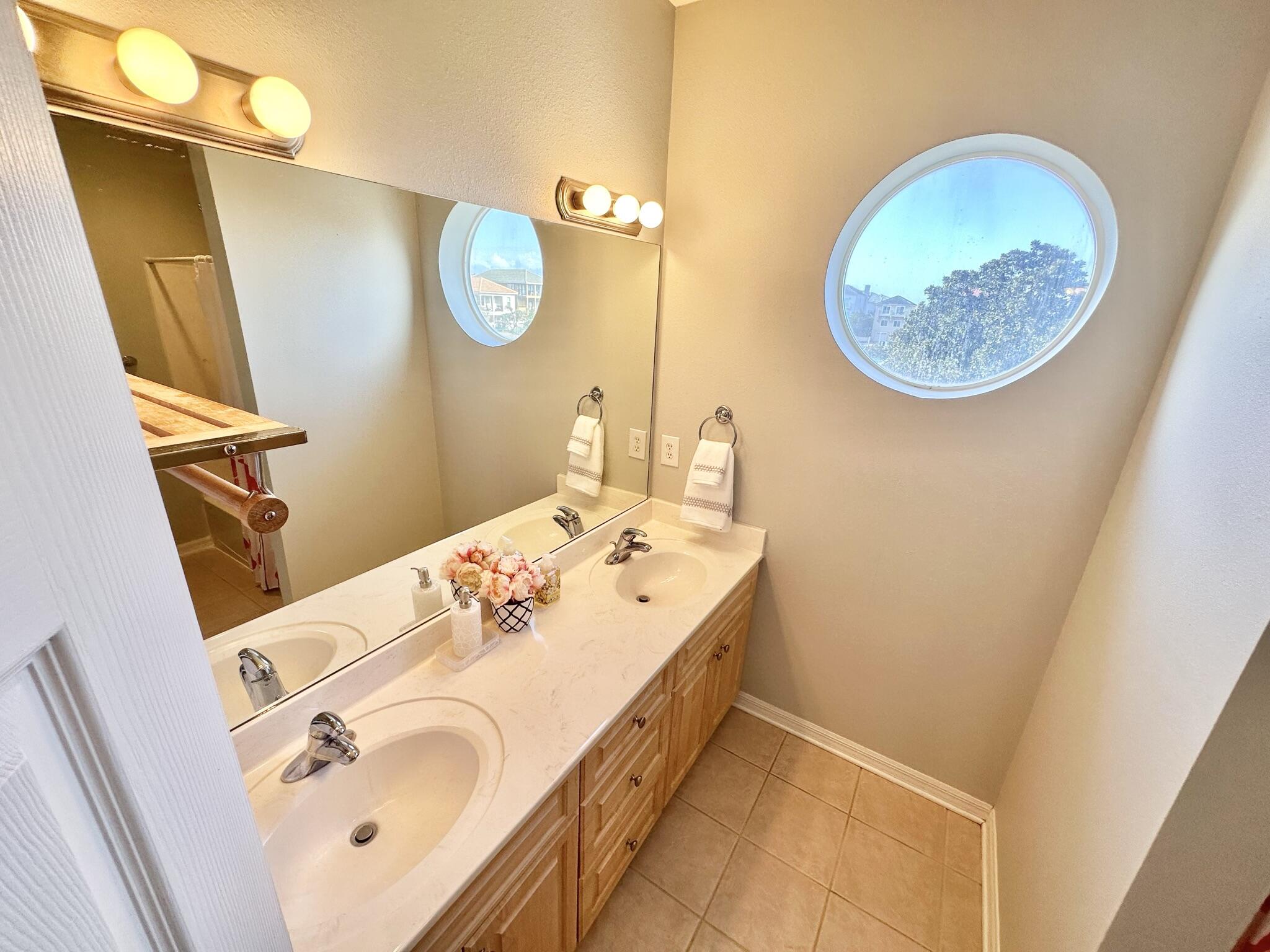 BEACH POINTE T/H REPLAT LOT 1 BLK 8 - Residential