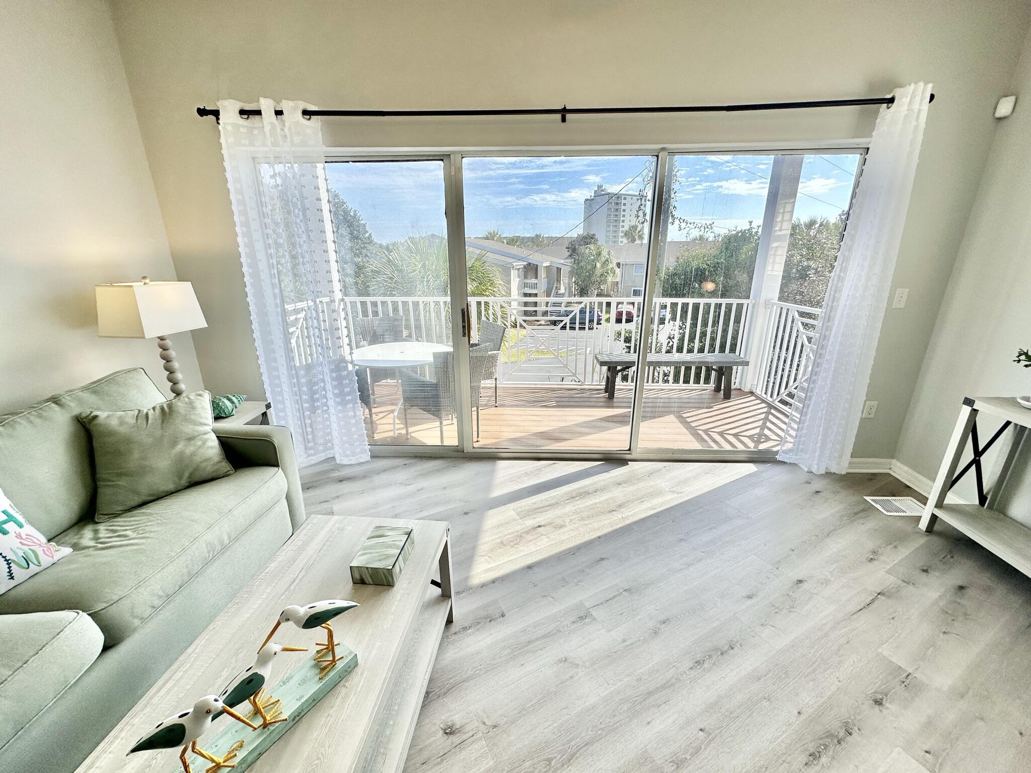 BEACH POINTE T/H REPLAT LOT 1 BLK 8 - Residential