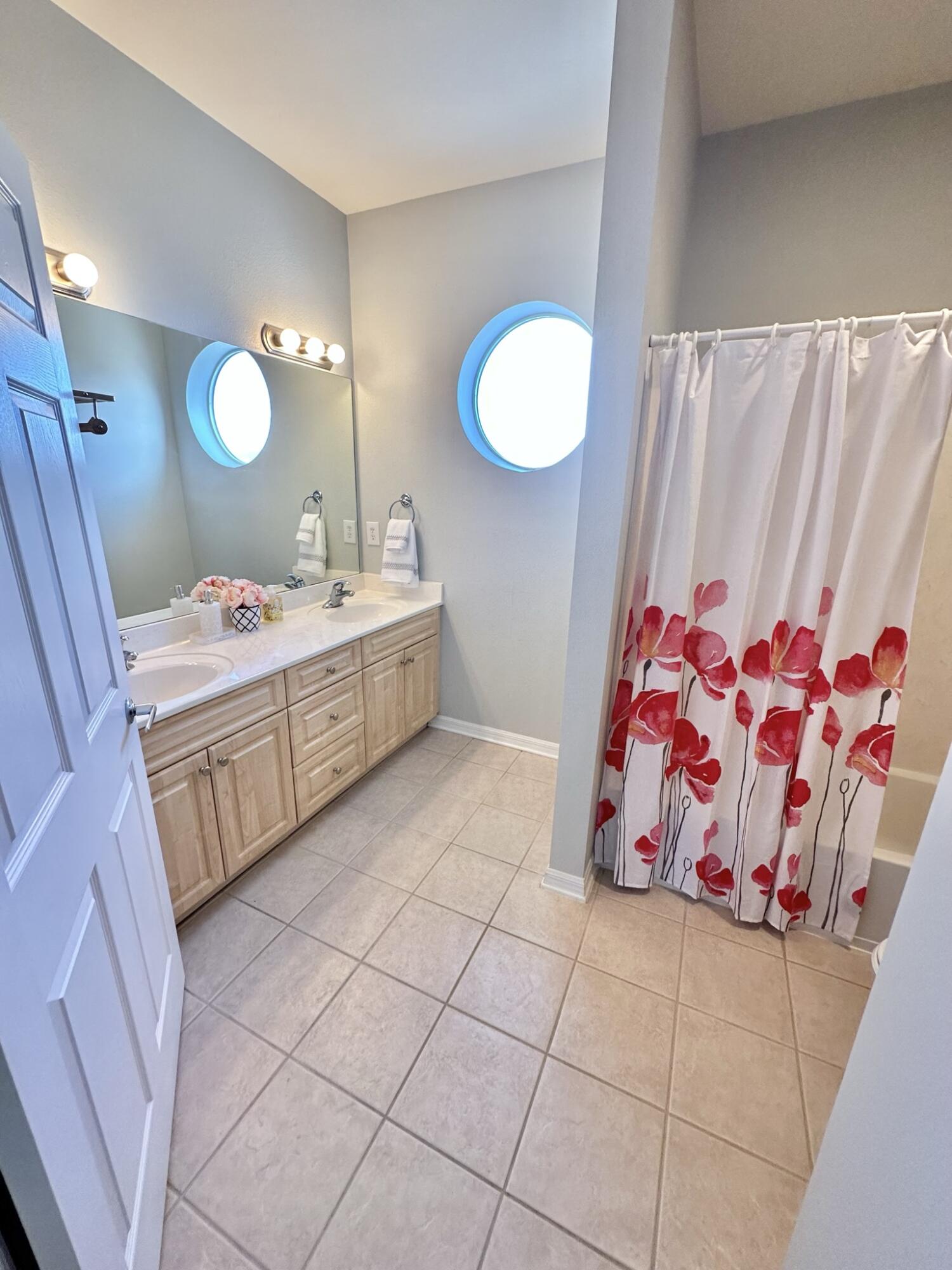 BEACH POINTE T/H REPLAT LOT 1 BLK 8 - Residential