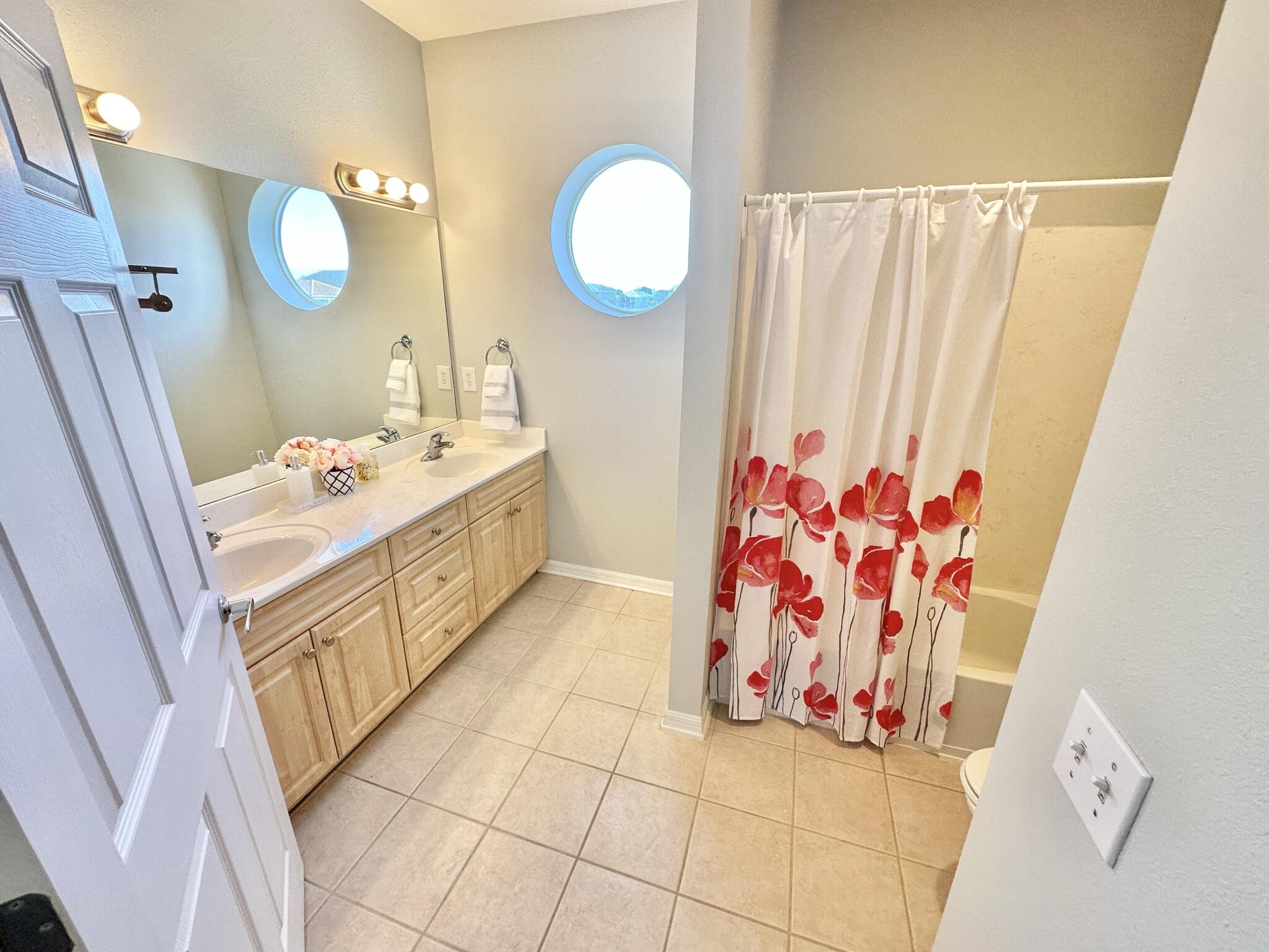 BEACH POINTE T/H REPLAT LOT 1 BLK 8 - Residential