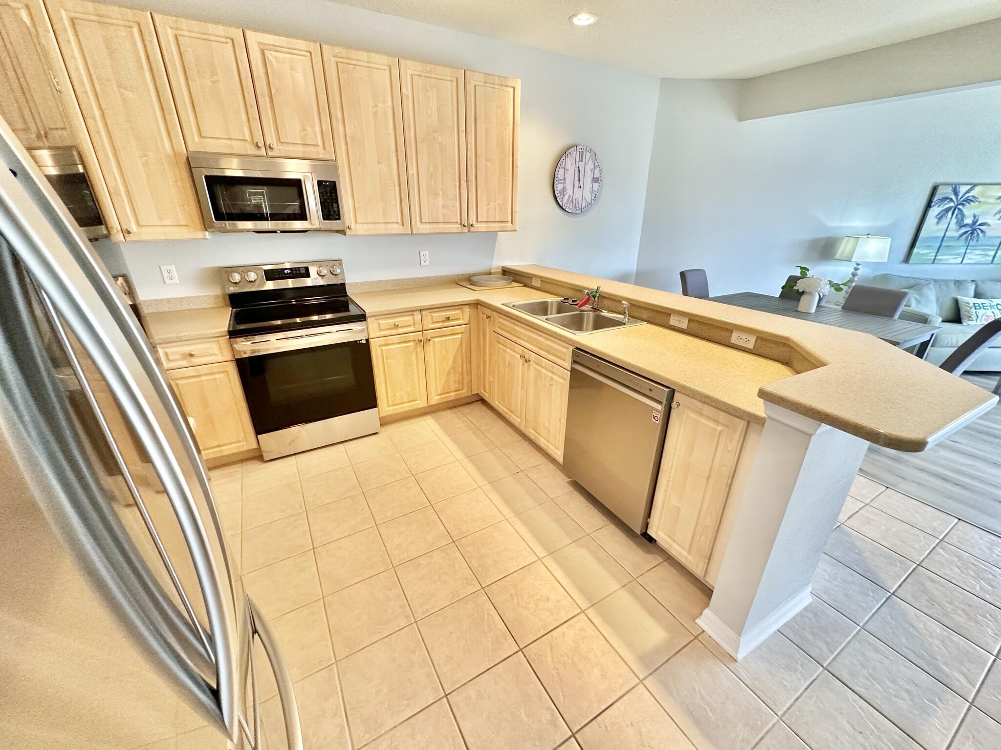 BEACH POINTE T/H REPLAT LOT 1 BLK 8 - Residential