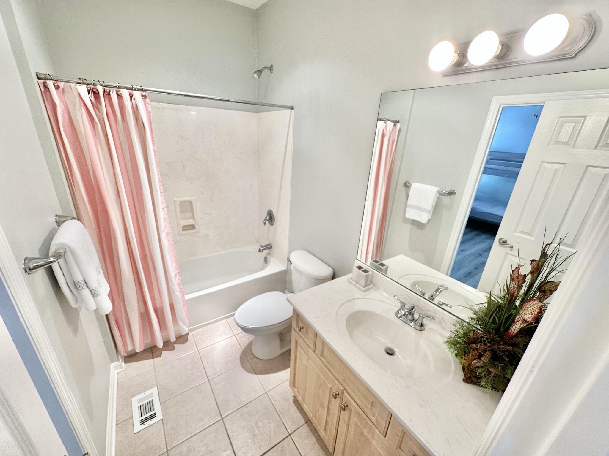 BEACH POINTE T/H REPLAT LOT 1 BLK 8 - Residential