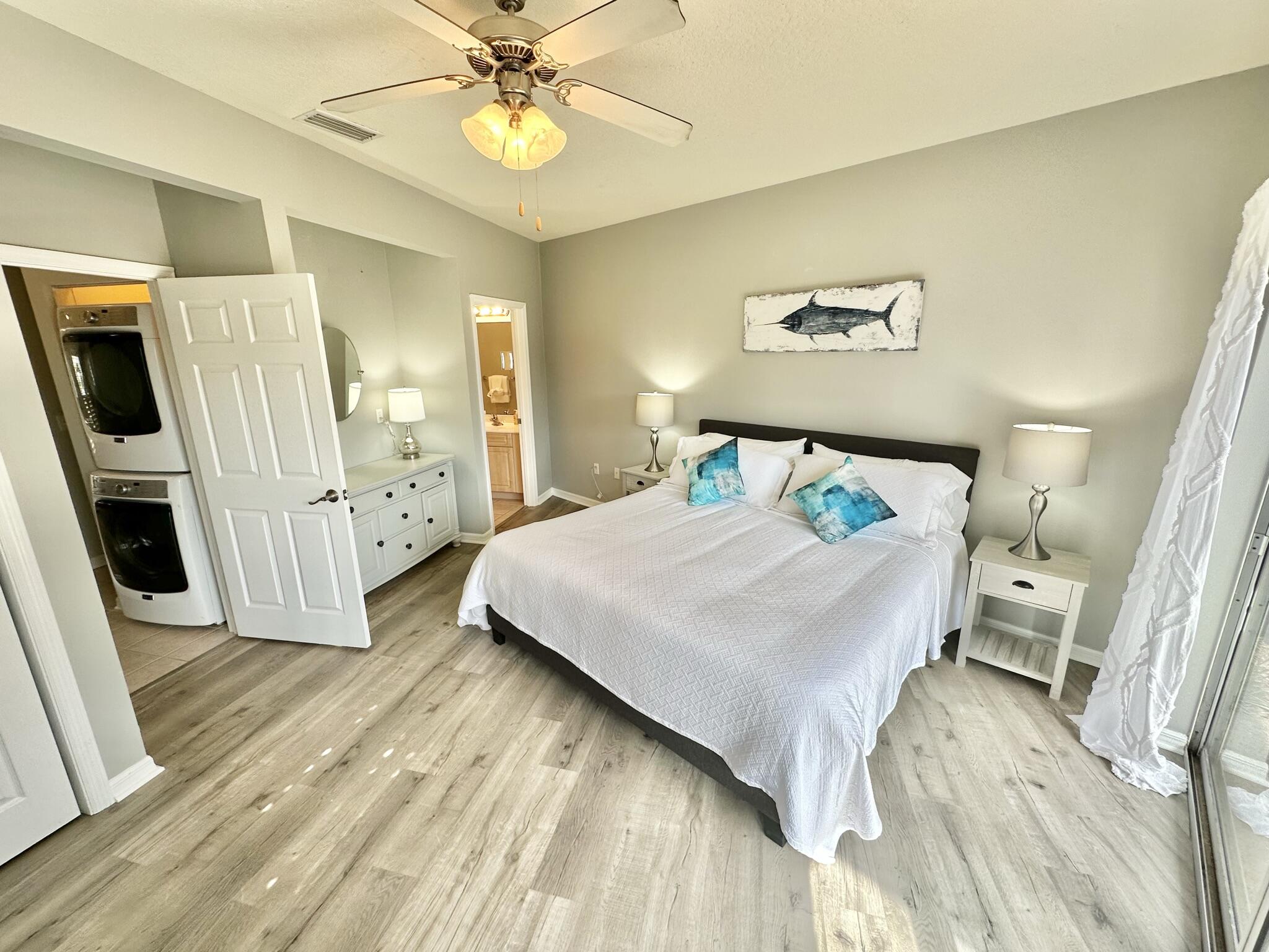 BEACH POINTE T/H REPLAT LOT 1 BLK 8 - Residential