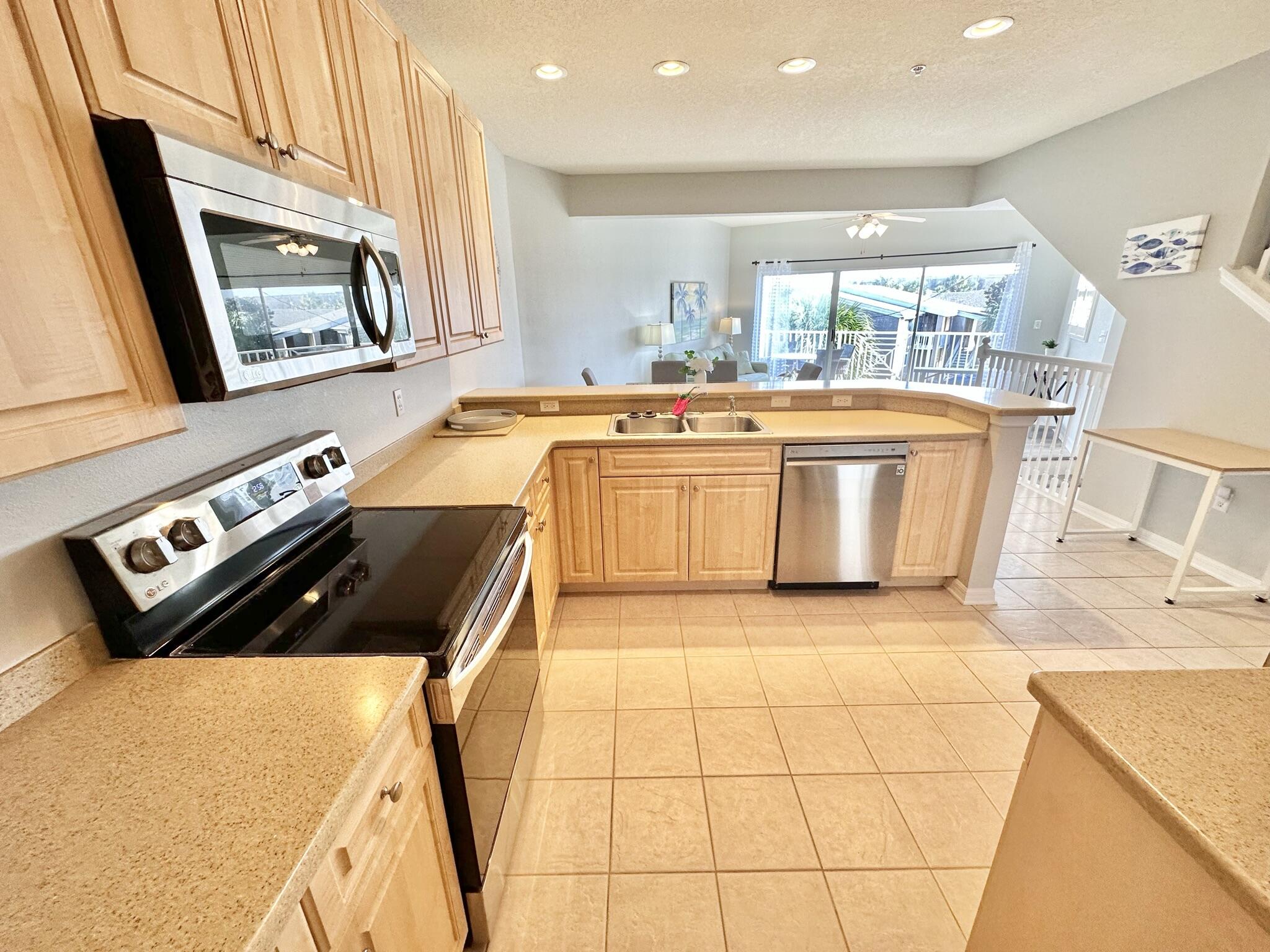 BEACH POINTE T/H REPLAT LOT 1 BLK 8 - Residential