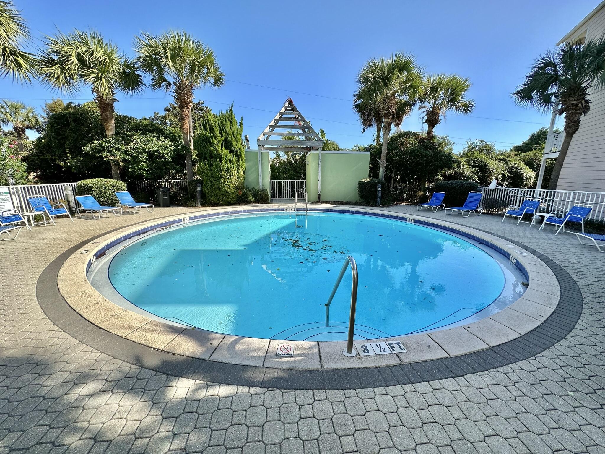 BEACH POINTE T/H REPLAT LOT 1 BLK 8 - Residential