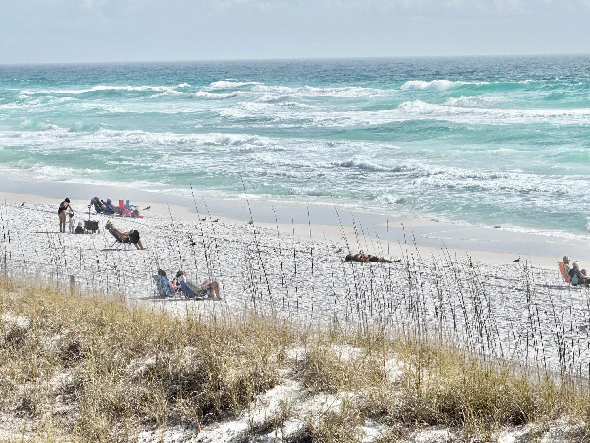 BEACH POINTE T/H REPLAT LOT 1 BLK 8 - Residential