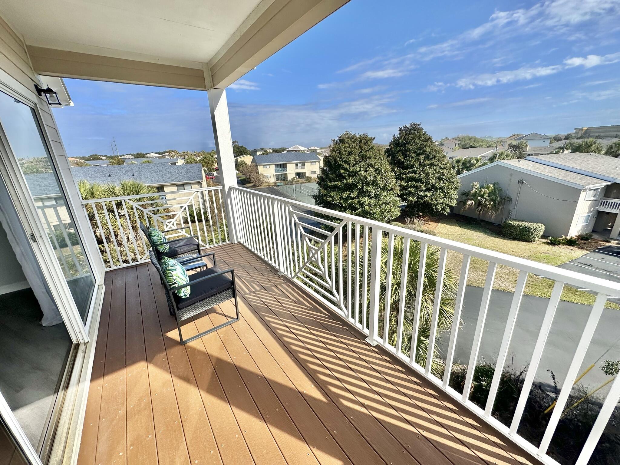 BEACH POINTE T/H REPLAT LOT 1 BLK 8 - Residential