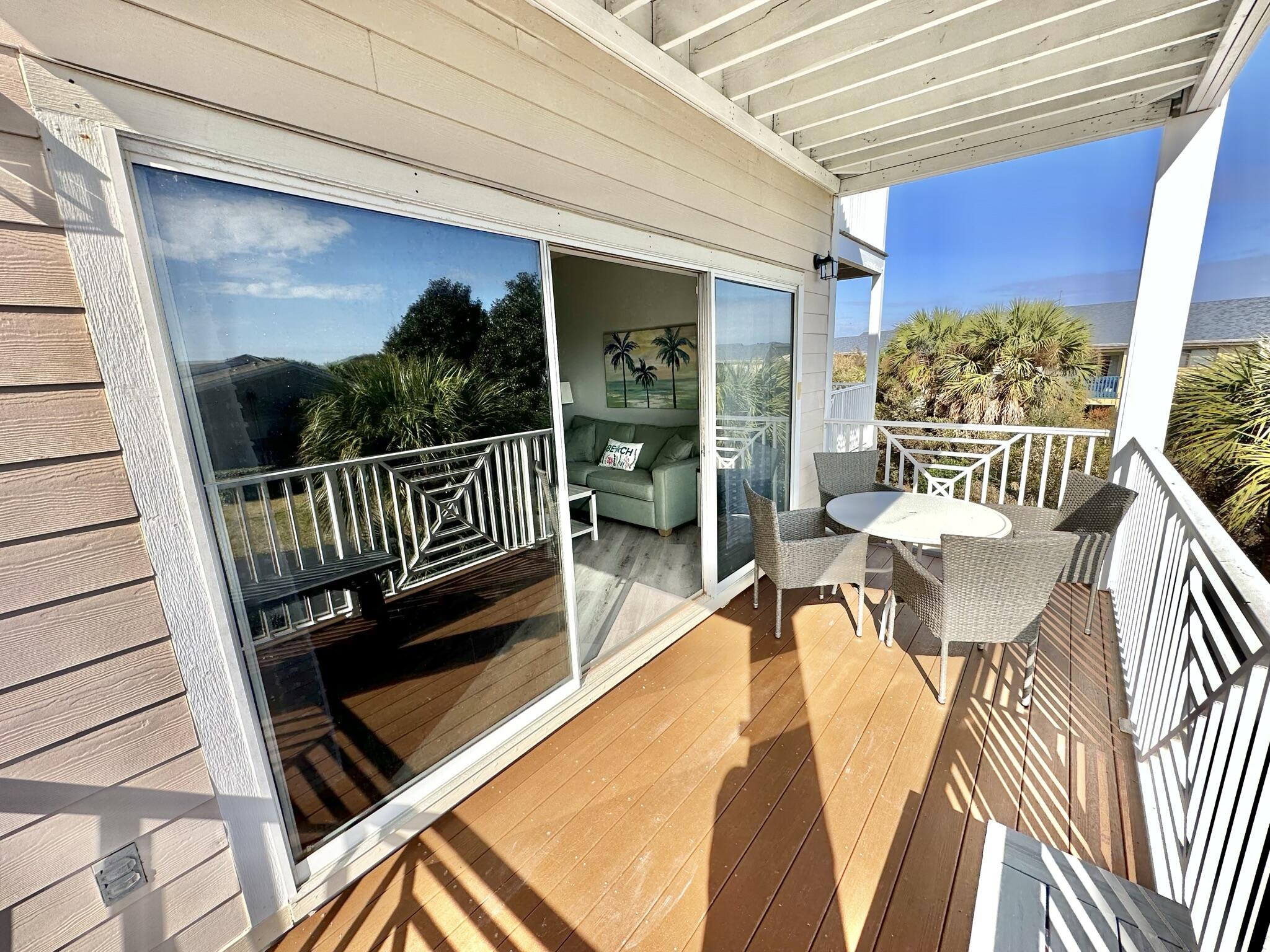 BEACH POINTE T/H REPLAT LOT 1 BLK 8 - Residential