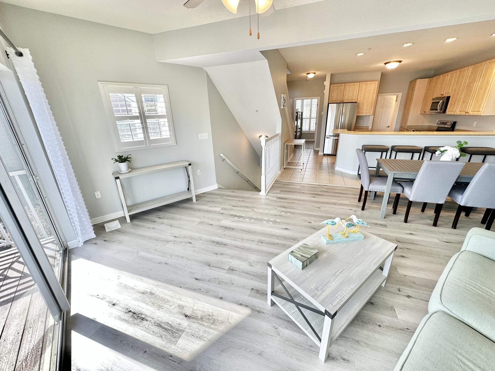 BEACH POINTE T/H REPLAT LOT 1 BLK 8 - Residential