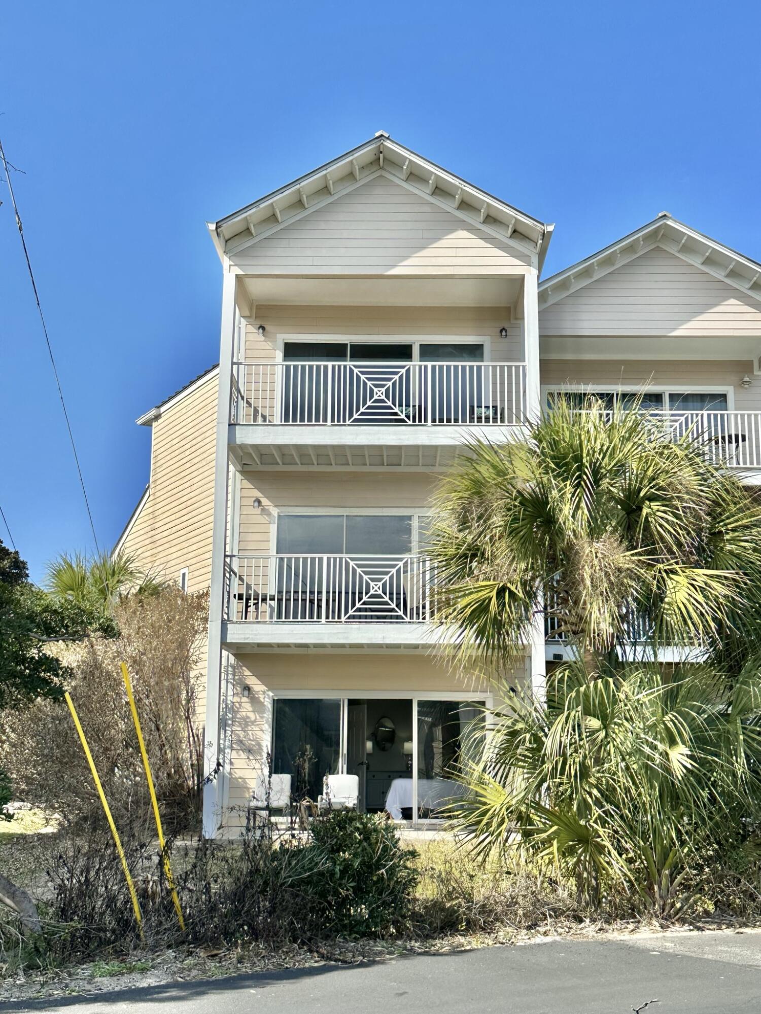 BEACH POINTE T/H REPLAT LOT 1 BLK 8 - Residential