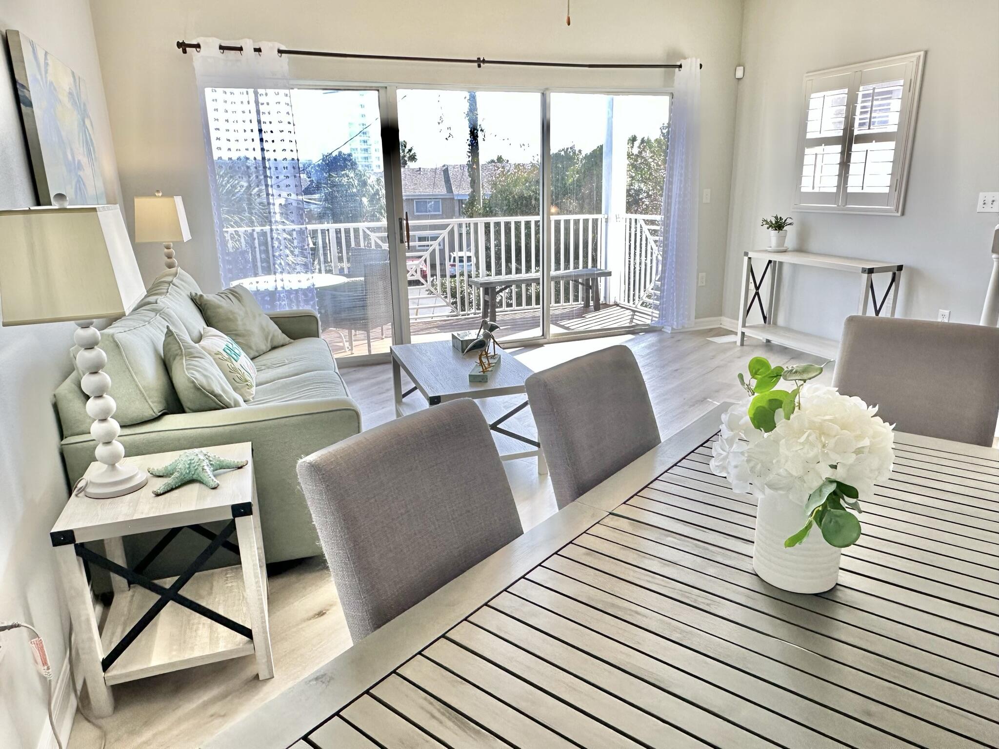 BEACH POINTE T/H REPLAT LOT 1 BLK 8 - Residential