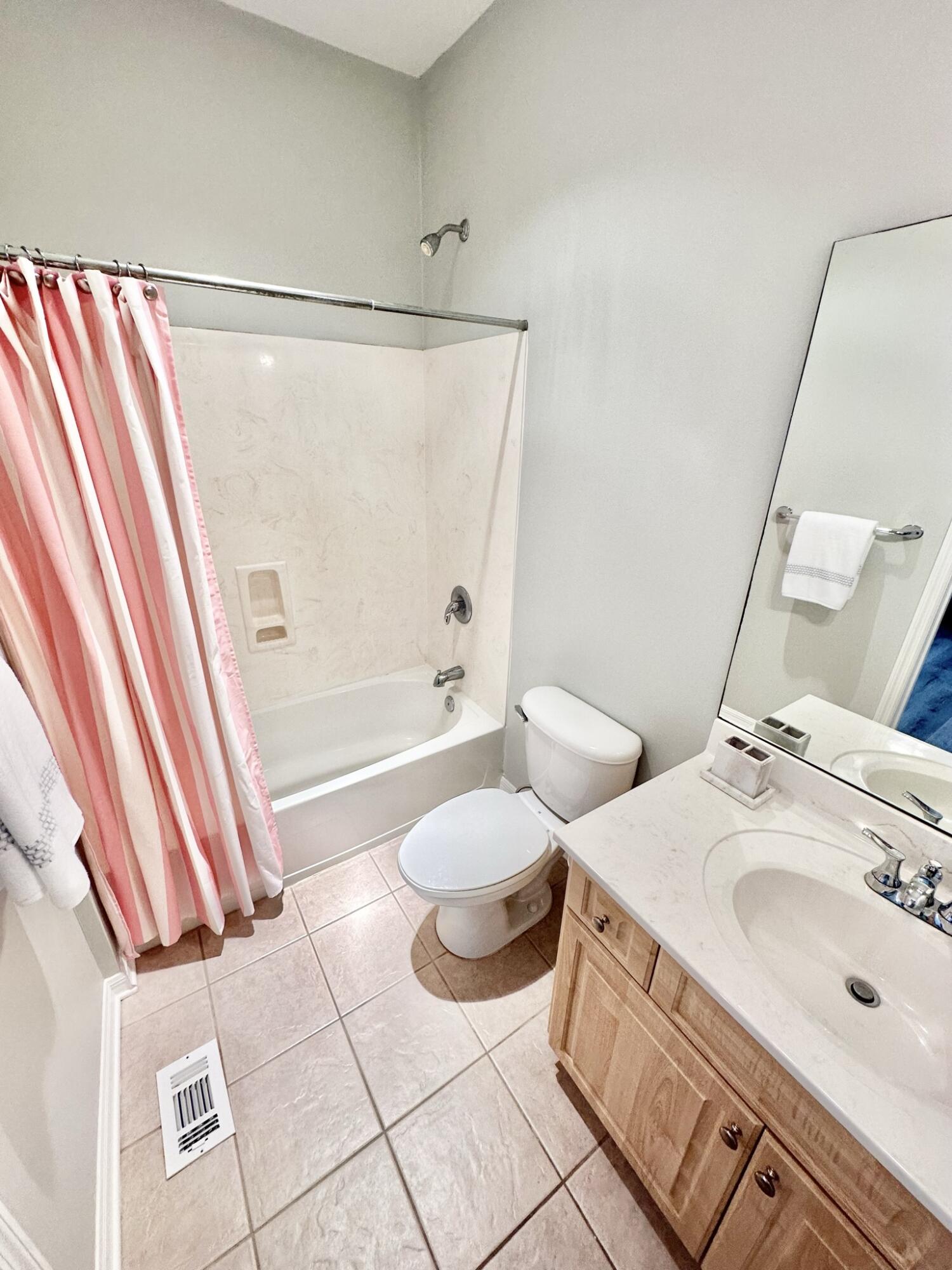 BEACH POINTE T/H REPLAT LOT 1 BLK 8 - Residential