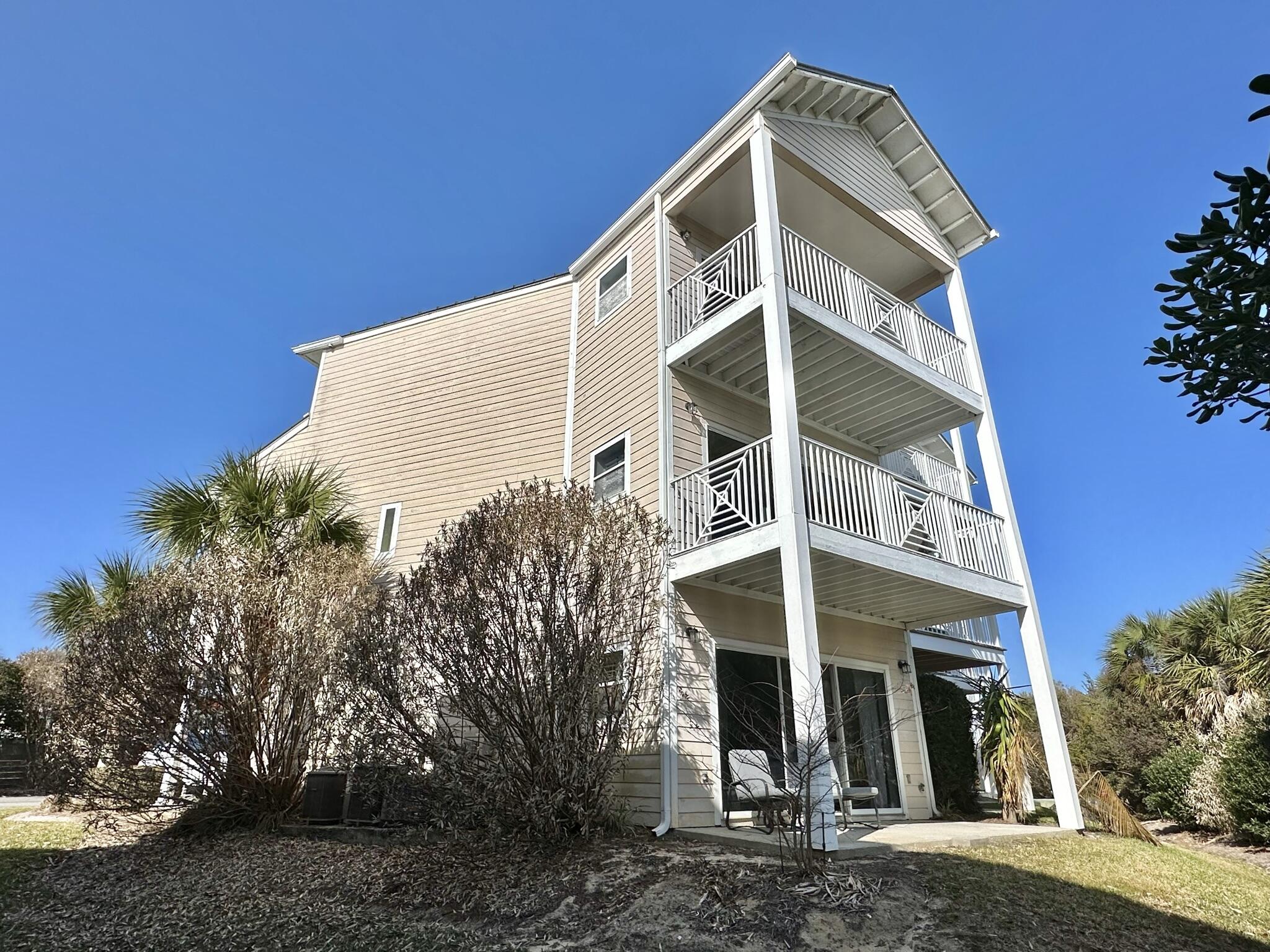 BEACH POINTE T/H REPLAT LOT 1 BLK 8 - Residential