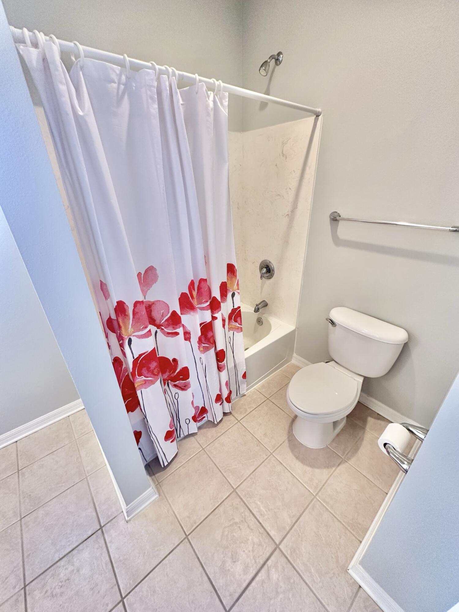 BEACH POINTE T/H REPLAT LOT 1 BLK 8 - Residential