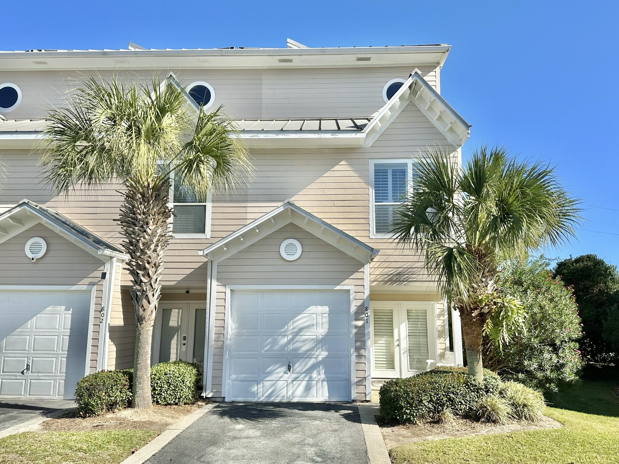 BEACH POINTE T/H REPLAT LOT 1 BLK 8 - Residential