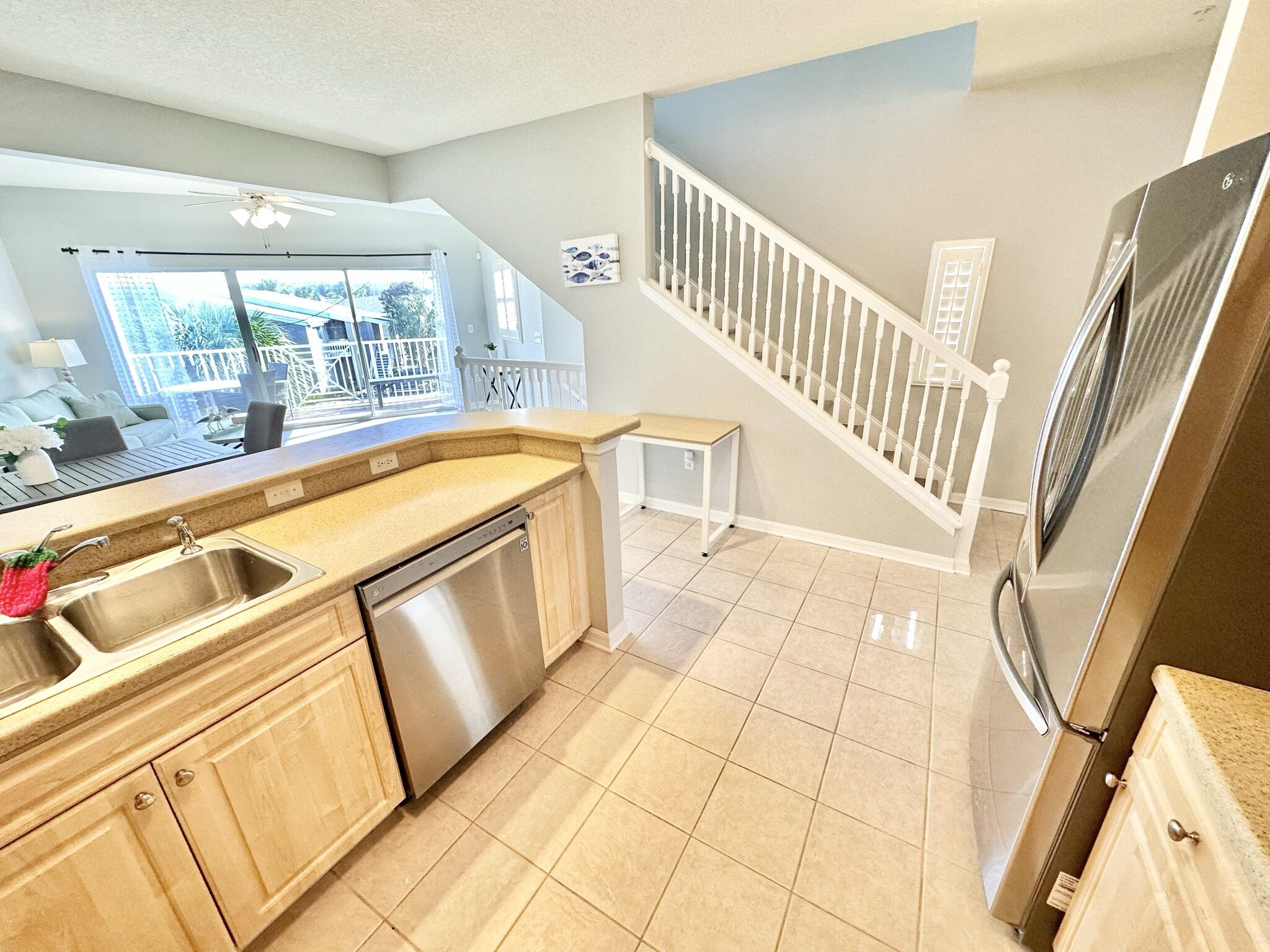 BEACH POINTE T/H REPLAT LOT 1 BLK 8 - Residential