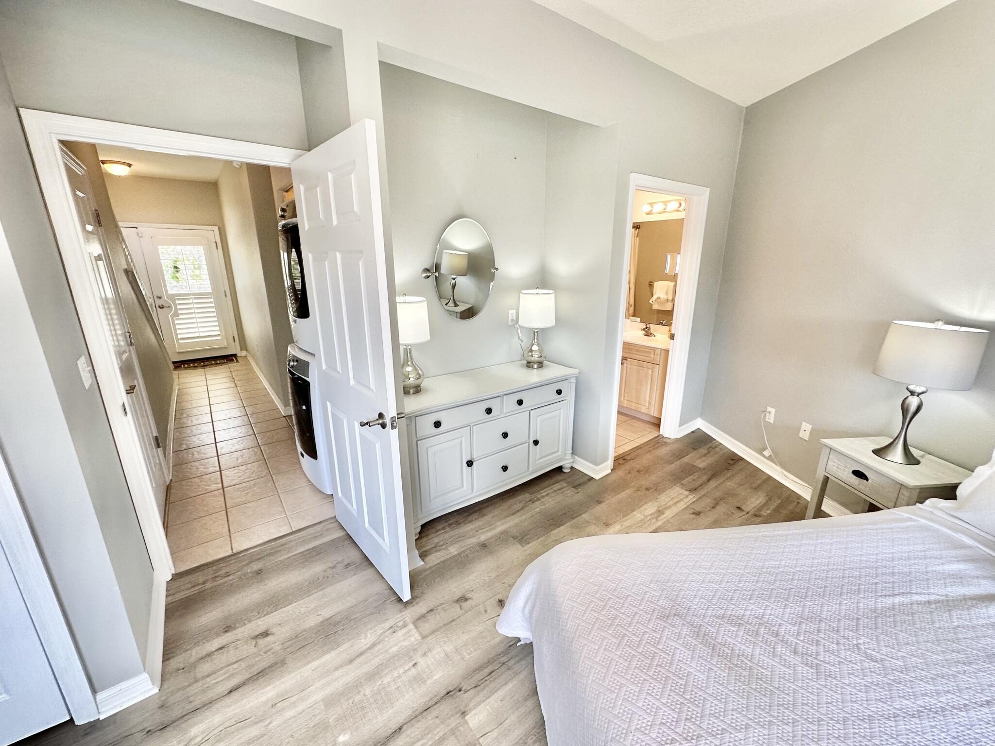 BEACH POINTE T/H REPLAT LOT 1 BLK 8 - Residential