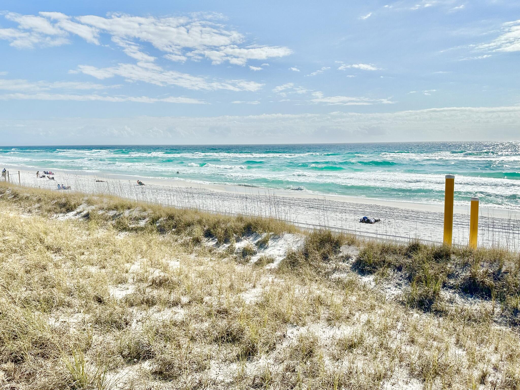 BEACH POINTE T/H REPLAT LOT 1 BLK 8 - Residential