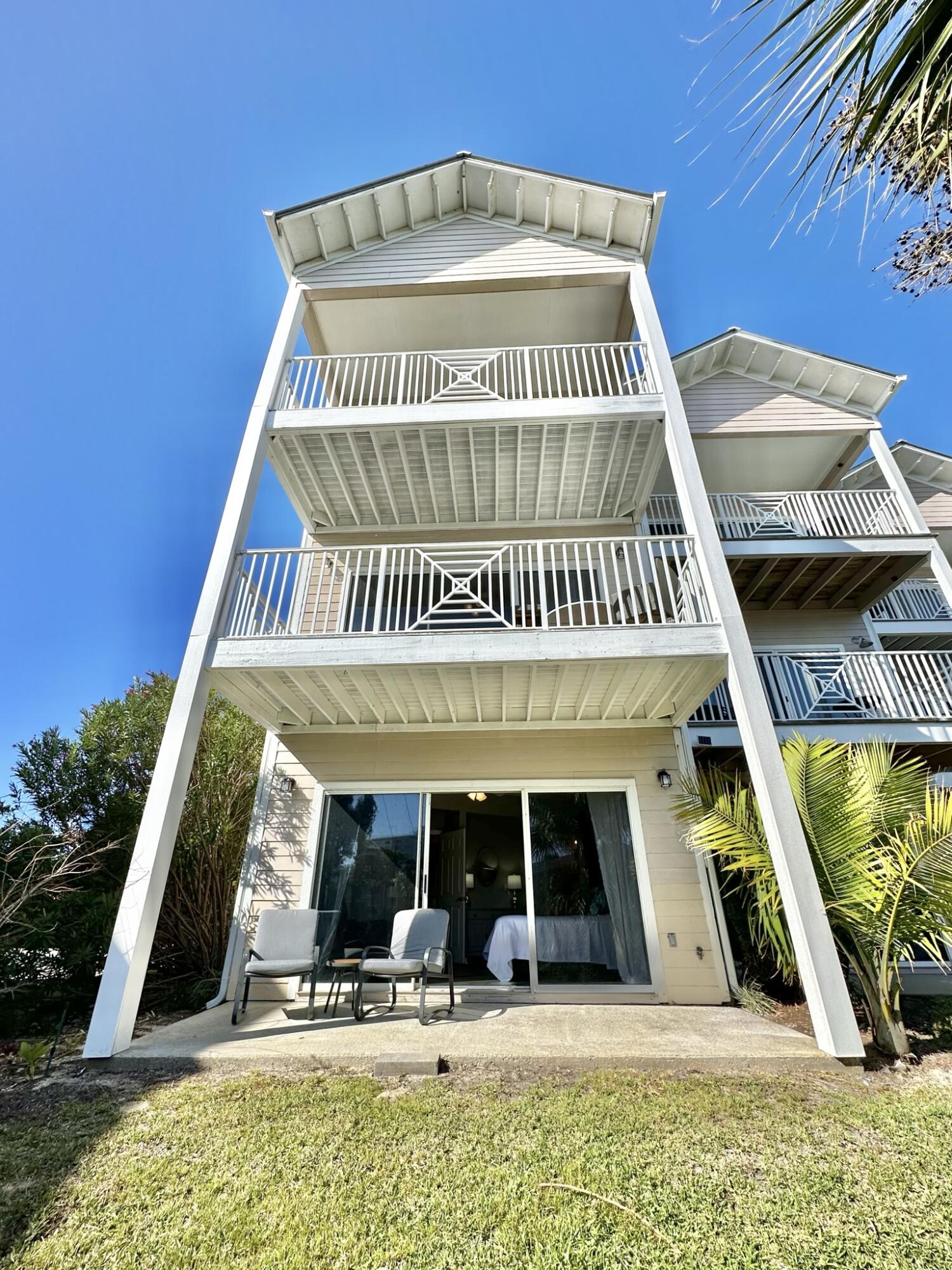 BEACH POINTE T/H REPLAT LOT 1 BLK 8 - Residential